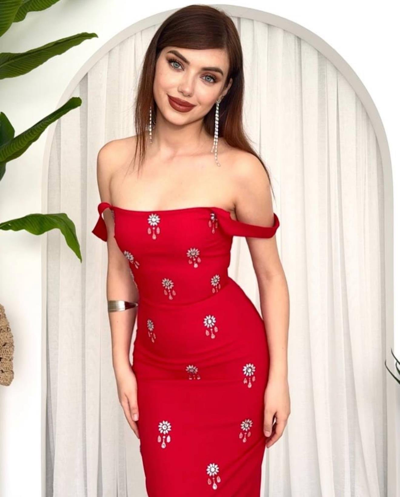 Kare Yaka Taş İşleme Detaylı Kalın Askılı Uzun Atlas Elbise - KIRMIZI 