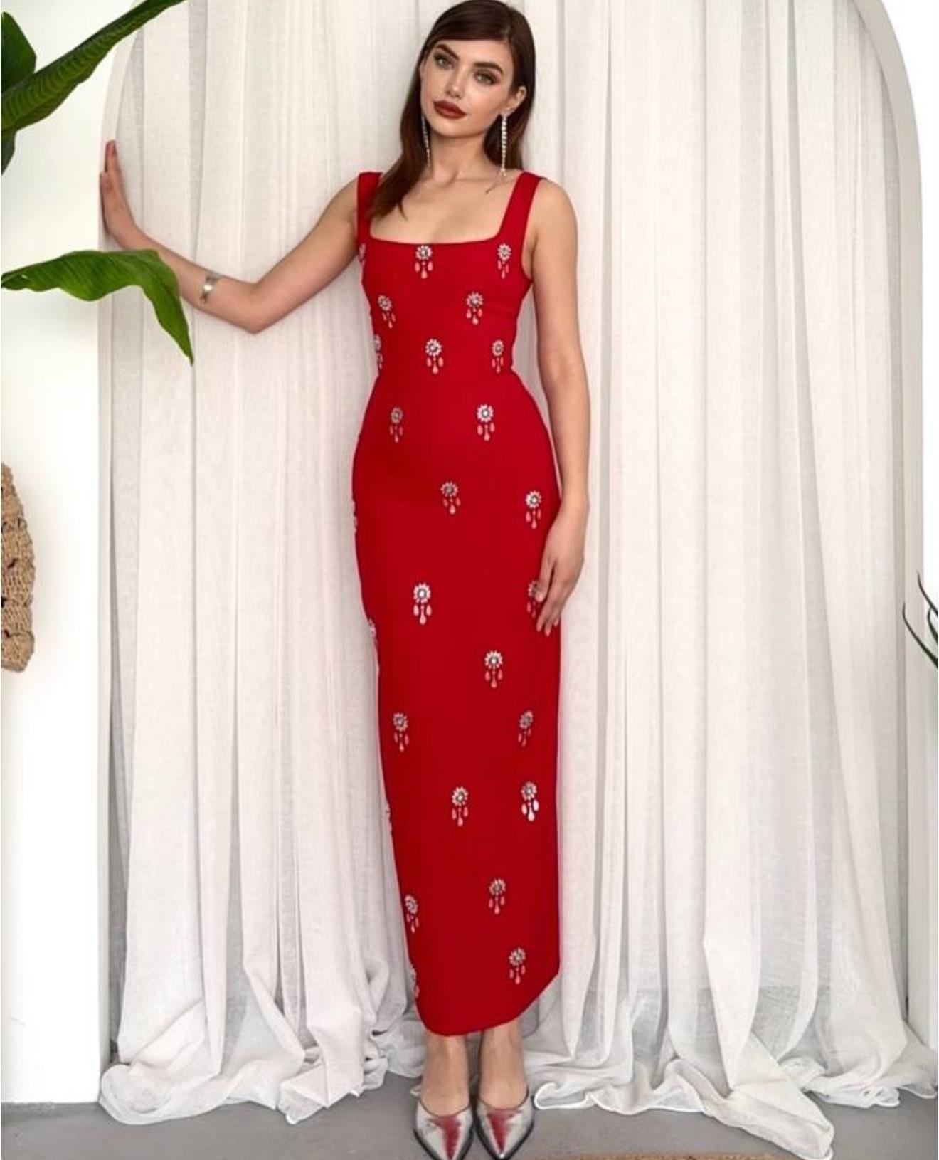 Kare Yaka Taş İşleme Detaylı Kalın Askılı Uzun Atlas Elbise - KIRMIZI 