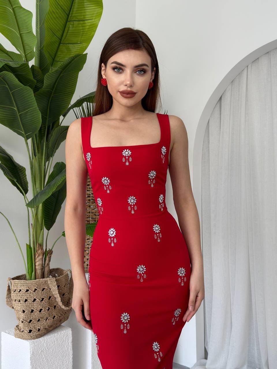 Kare Yaka Taş İşleme Detaylı Kalın Askılı Uzun Atlas Elbise - KIRMIZI 