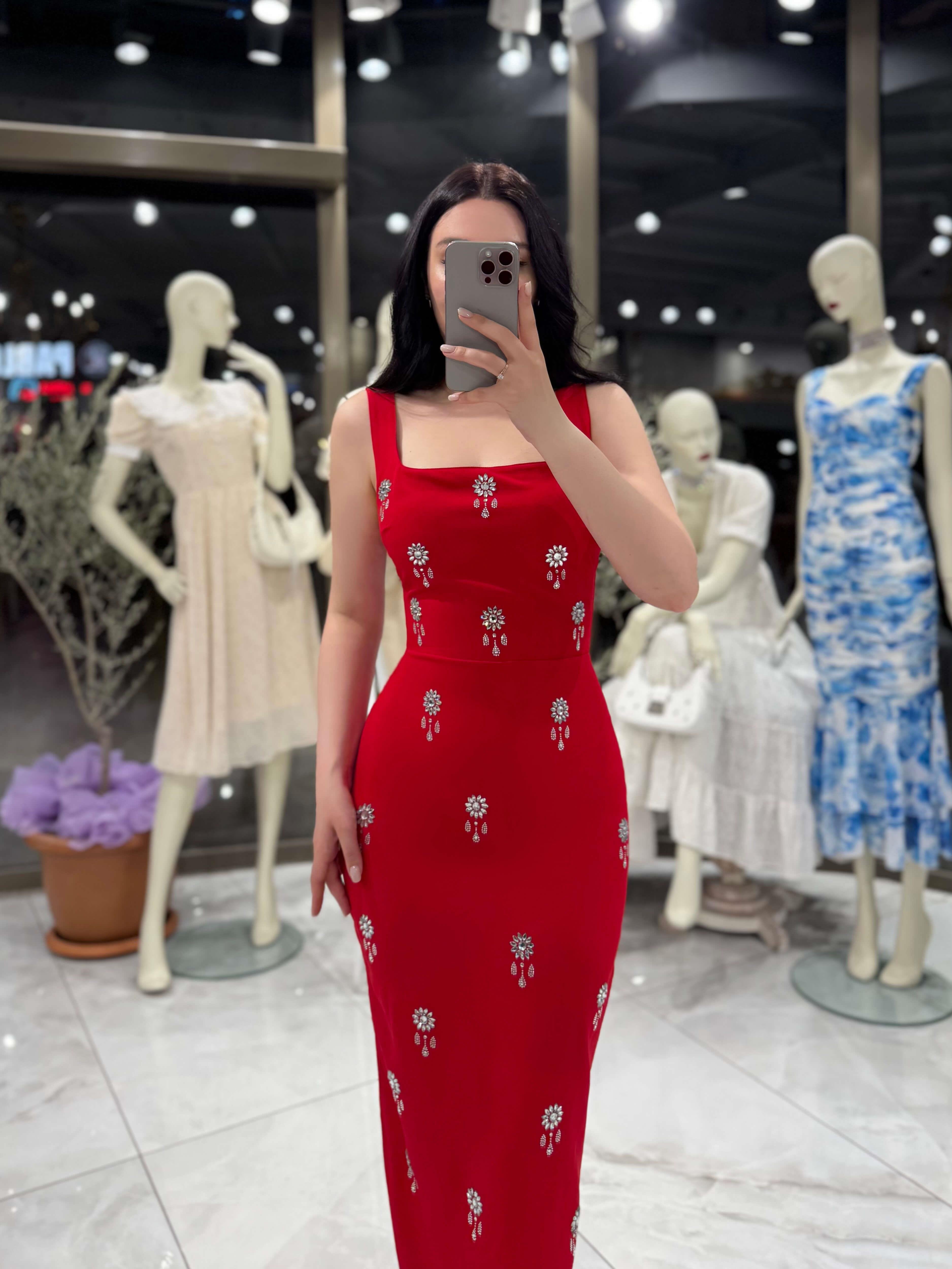 Kare Yaka Taş İşleme Detaylı Kalın Askılı Uzun Atlas Elbise - KIRMIZI 