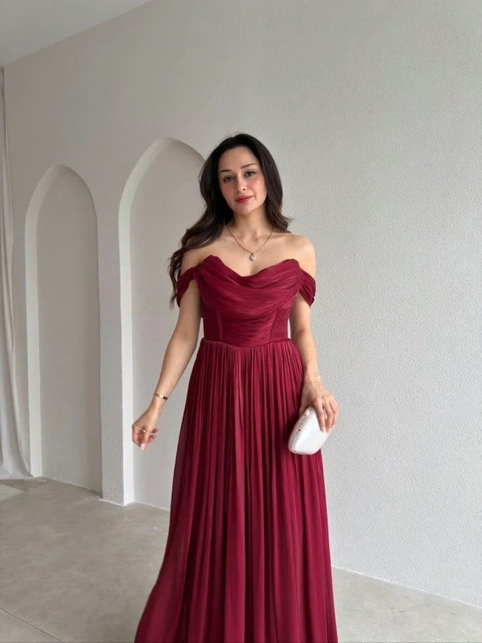 Kayık Yaka Drapeli Piliseli Uzun Abiye Elbise – Bordo