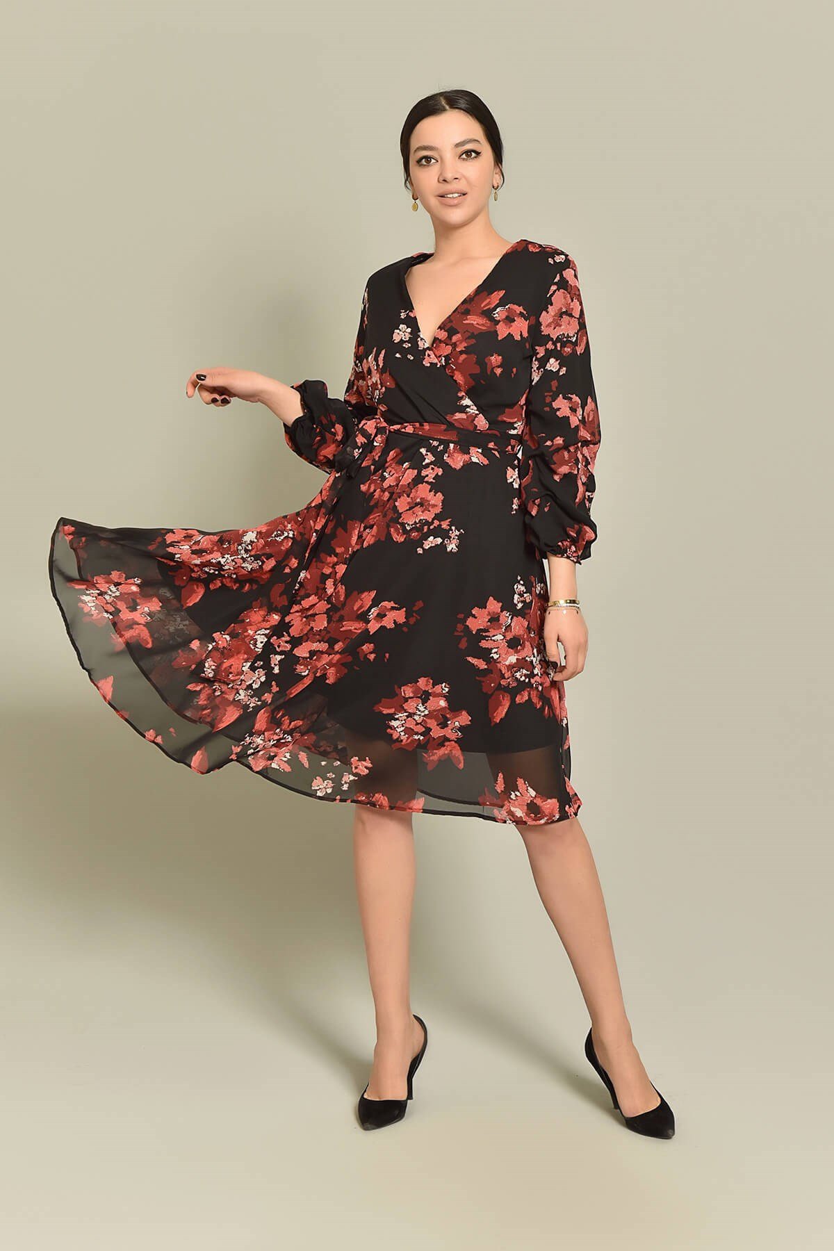 Kol Detay Çiçek Desenli Şifon Elbise - SİYAH