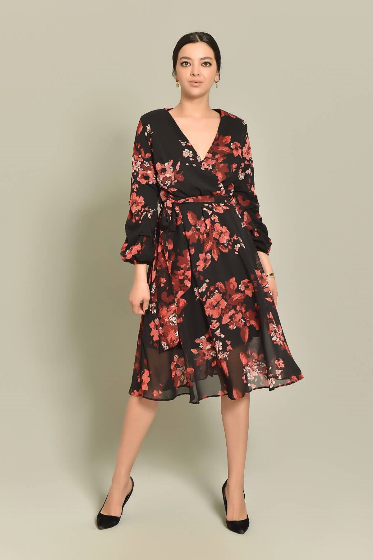 Kol Detay Çiçek Desenli Şifon Elbise - SİYAH