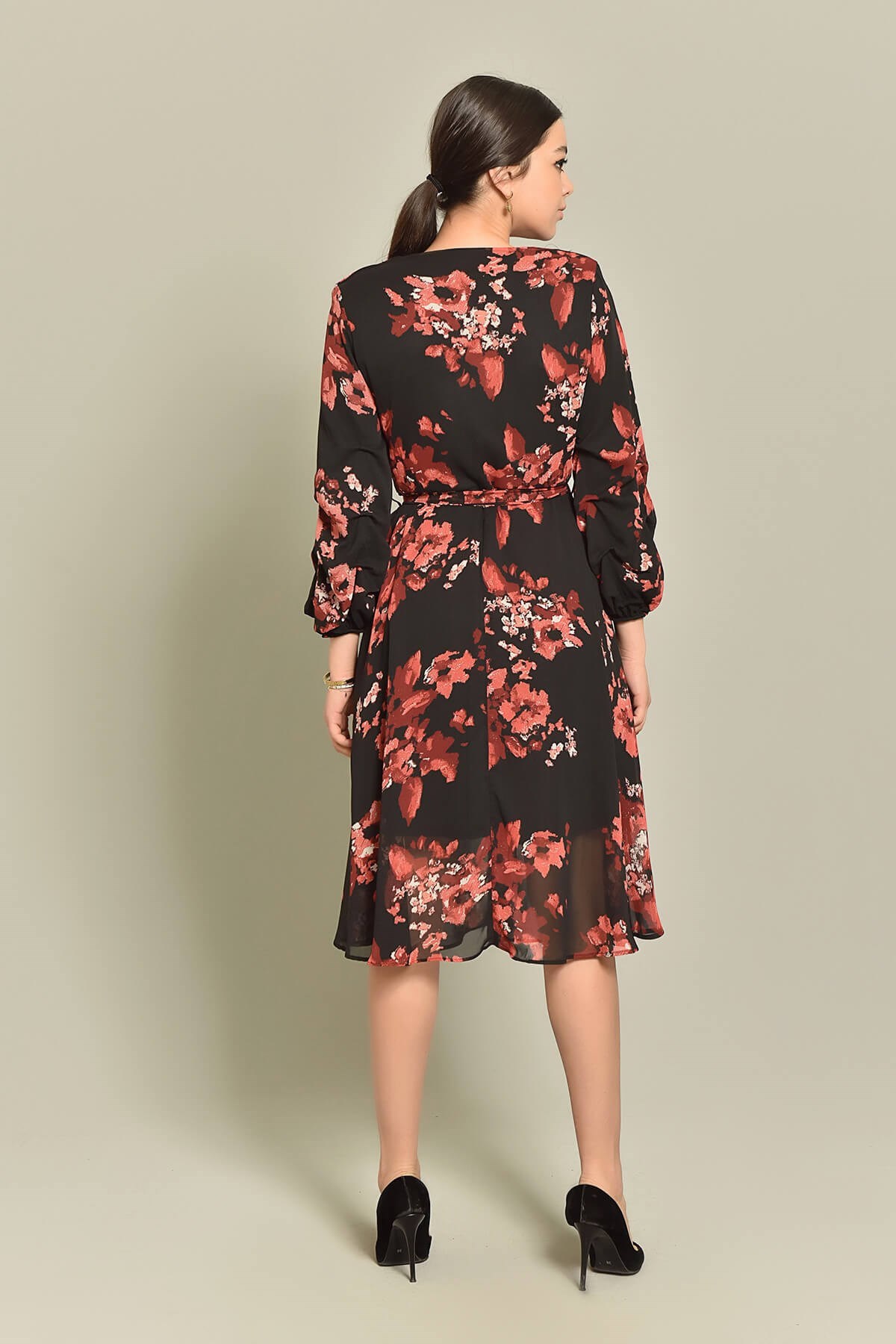 Kol Detay Çiçek Desenli Şifon Elbise - SİYAH
