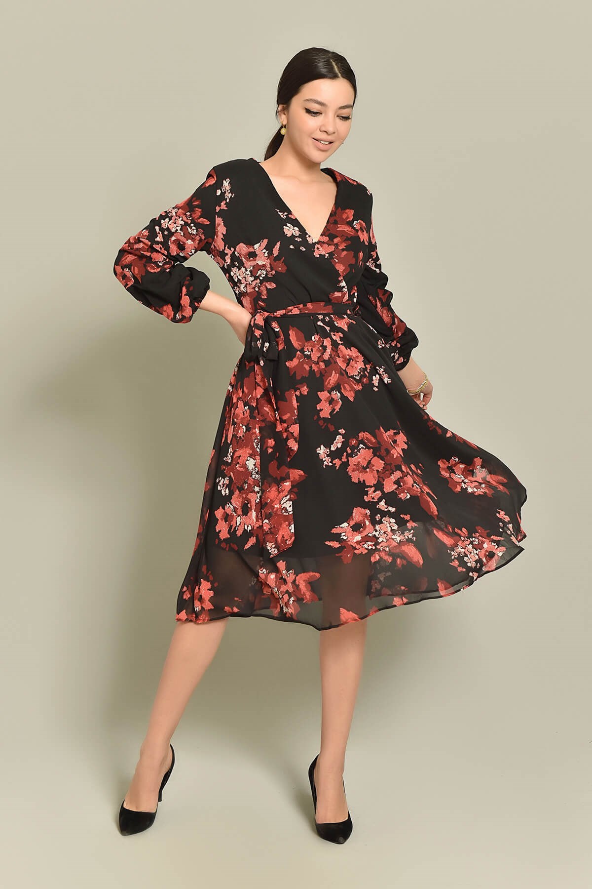 Kol Detay Çiçek Desenli Şifon Elbise - SİYAH