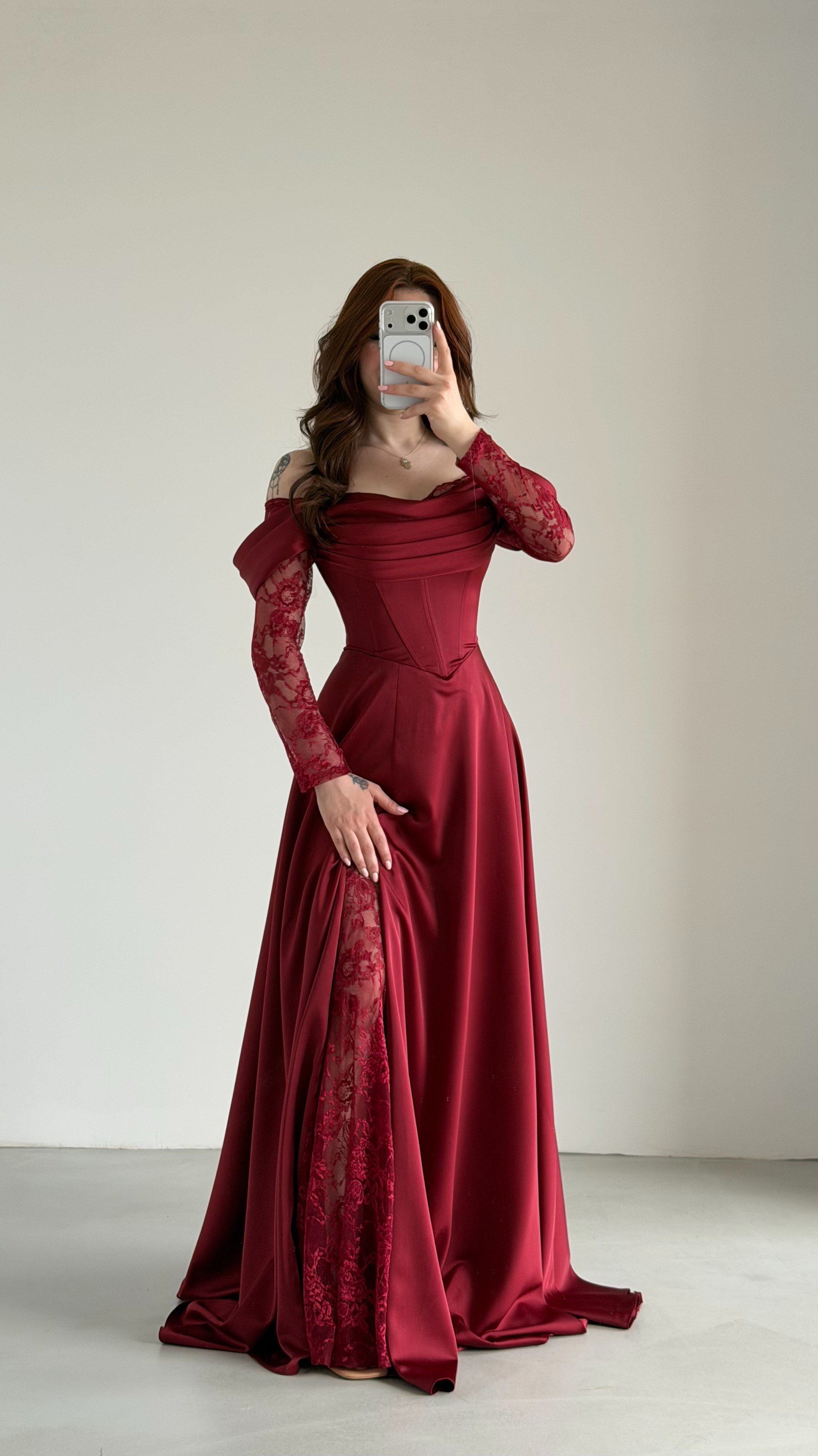 Korsaj Formlu Dantel Detaylı Madonna Yaka Abiye Elbise - Bordo