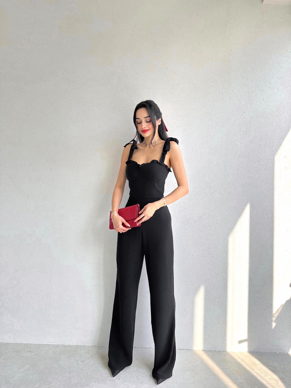 Omuzdan Bağlama Detaylı Göğüs Gloplu Tulum - SİYAH