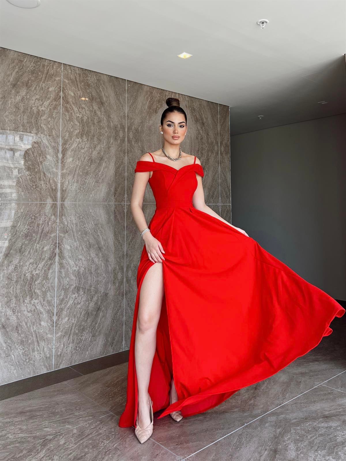 Omuzları Düşük Yırtmaç Detaylı Abiye Elbise - KIRMIZI