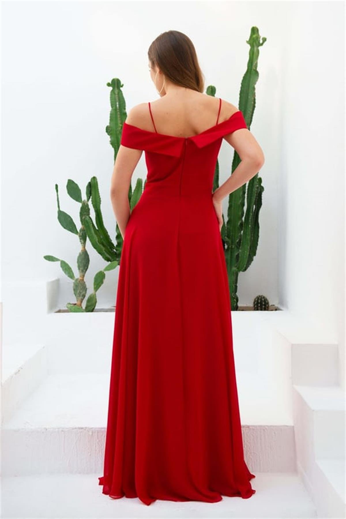 Omuzları Düşük Yırtmaç Detaylı Abiye Elbise - KIRMIZI