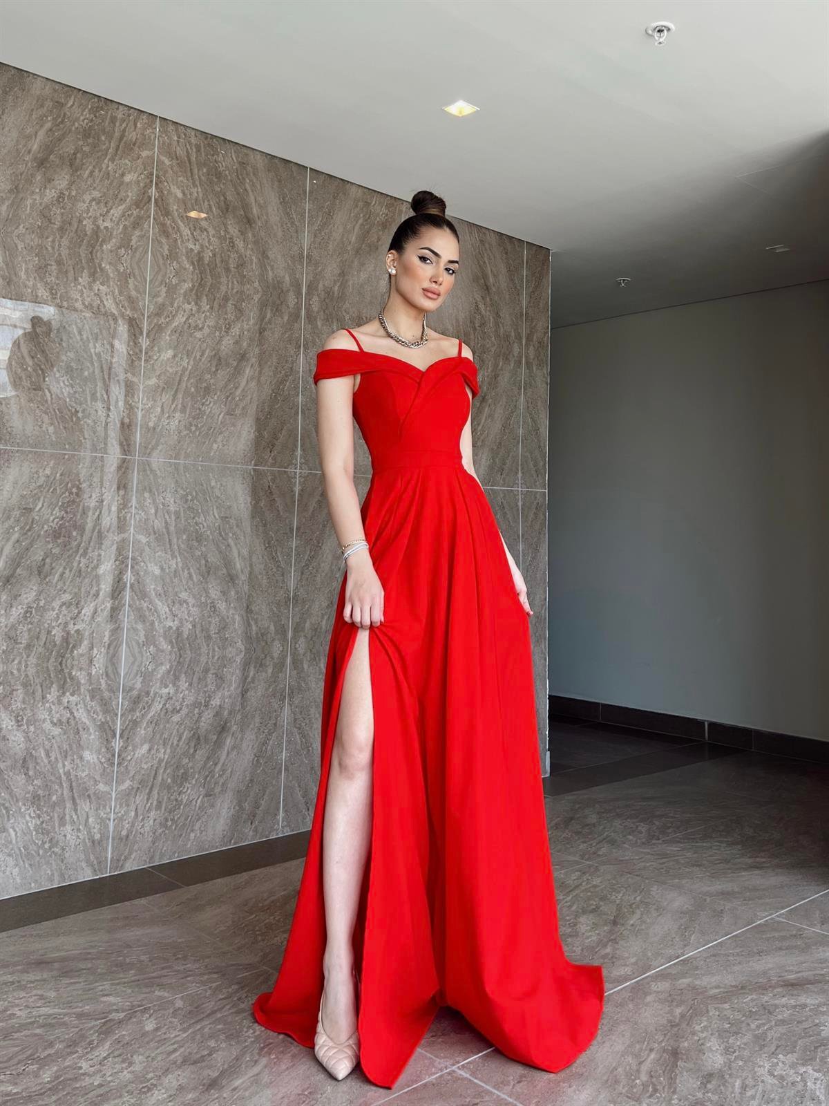 Omuzları Düşük Yırtmaç Detaylı Abiye Elbise - KIRMIZI