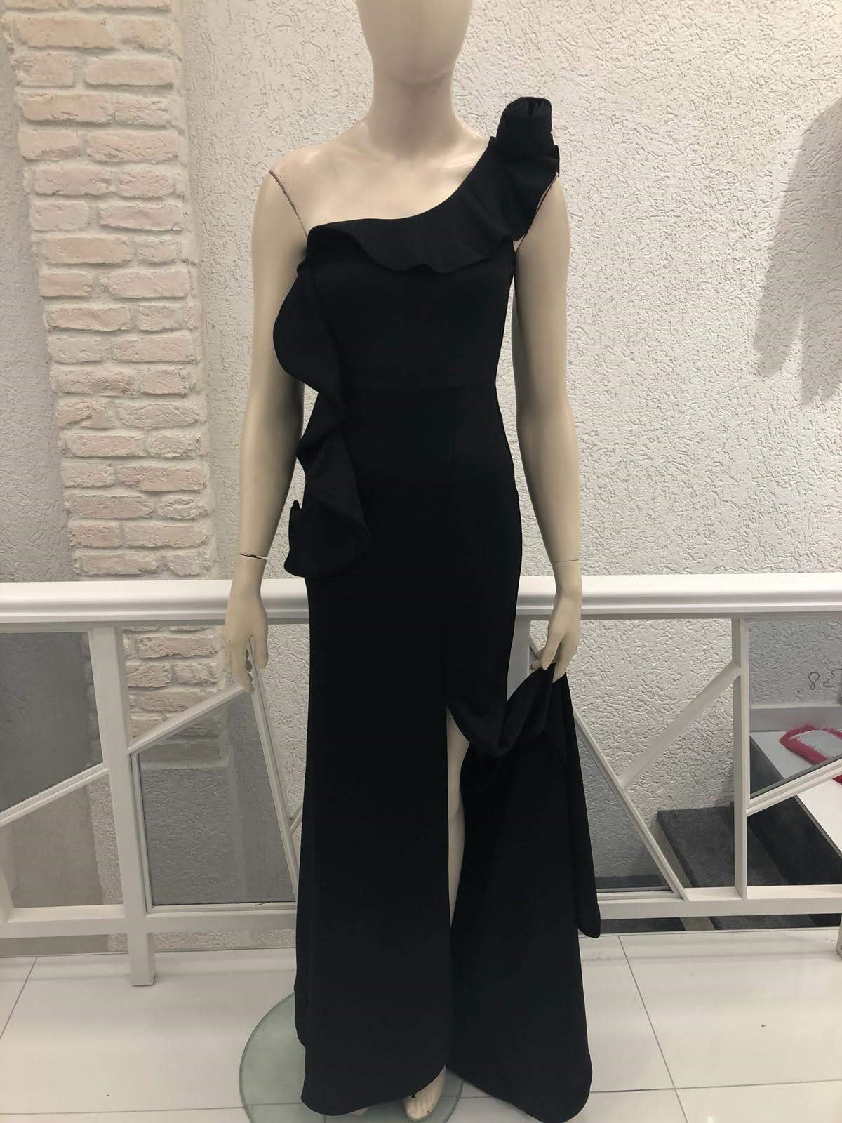 Omuzu Çiçek Detaylı Tek Omuz Yırtmaç Detaylı Balık Abiye - SİYAH