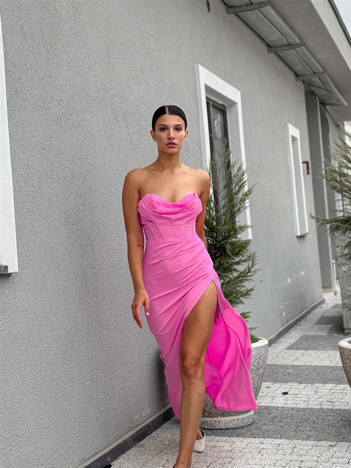 Sırt Dekolte Korse Formlu Yırtmaç Detay Midi Elbise - PEMBE