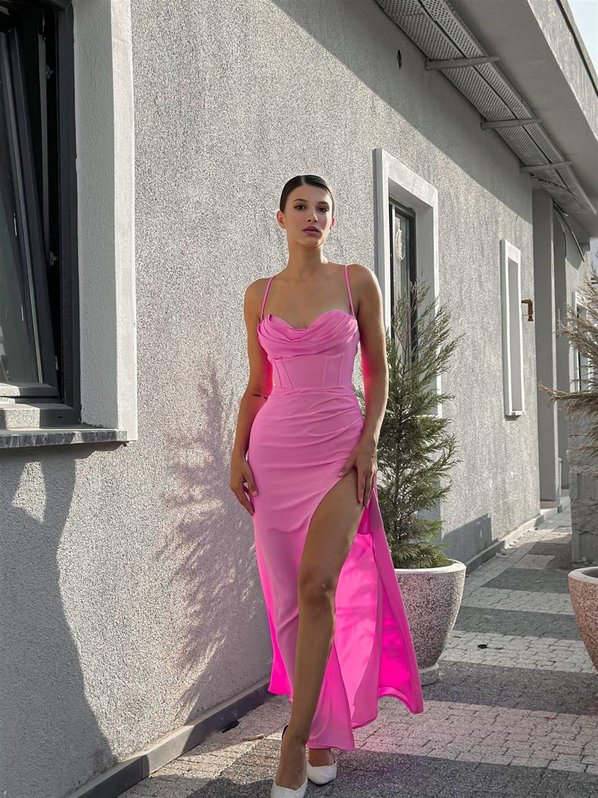 Sırt Dekolte Korse Formlu Yırtmaç Detay Midi Elbise - PEMBE