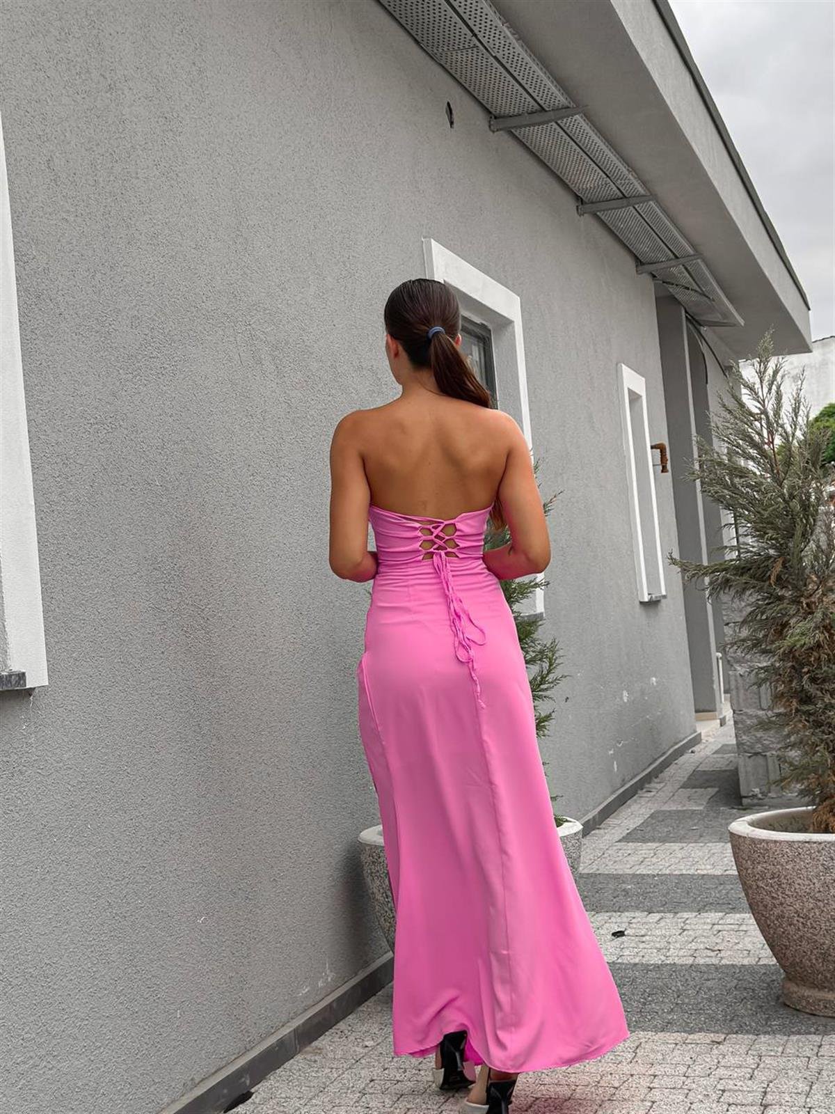 Sırt Dekolte Korse Formlu Yırtmaç Detay Midi Elbise - PEMBE
