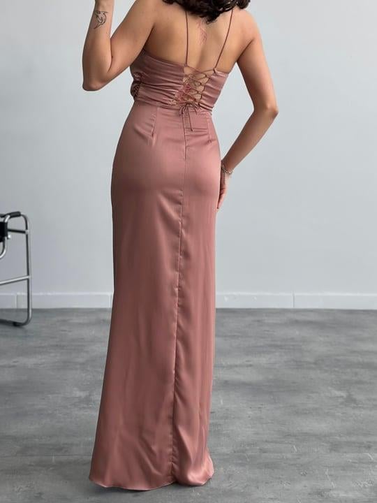 Sırt Dekolteli Yırtmaç Detaylı Maxi Abiye Elbise - VİZON RENK