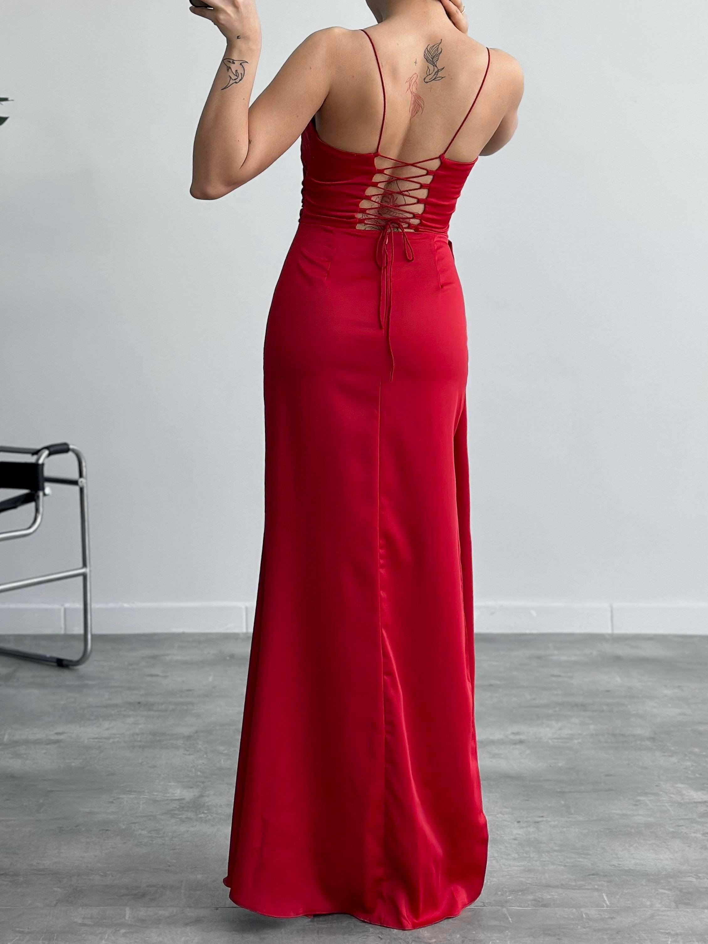 Sırt Dekolteli Yırtmaç Detaylı Maxi Abiye Elbise - KIRMIZI