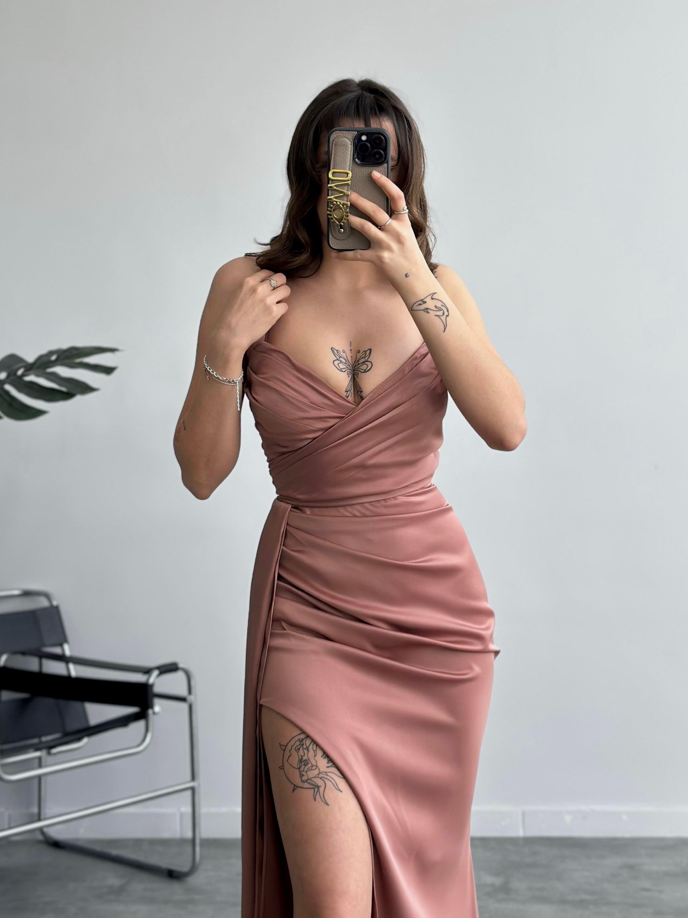 Sırt Dekolteli Yırtmaç Detaylı Maxi Abiye Elbise - VİZON RENK