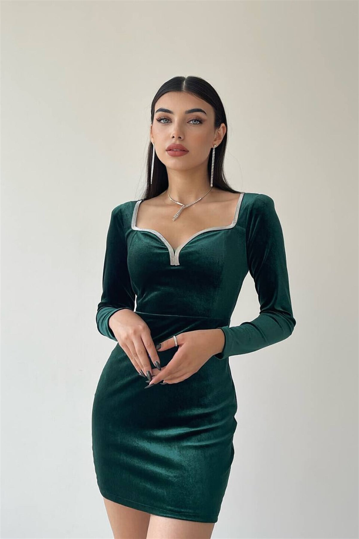 Taş İşleme Detay Kadife Kumaş Kadın Mini Elbise - ZÜMRÜT YEŞİLİ