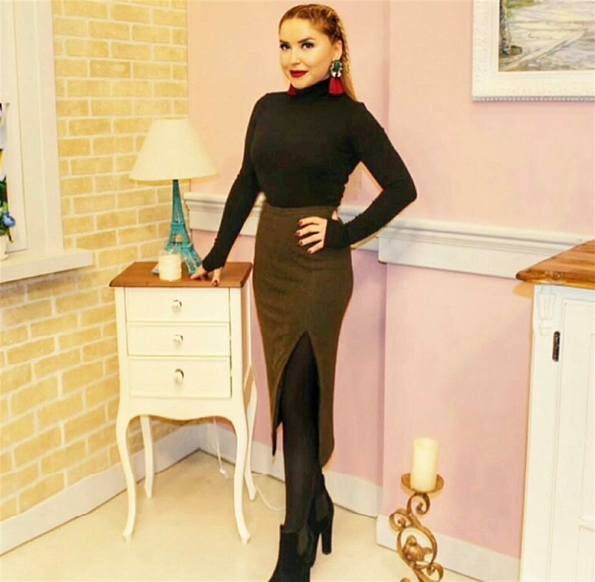 Triko Boğazlı Siyah Eldiven Detay Kazak ve Haki Yeşil Kalem Model Yırtmacı Fermuarli Etek İkili Takım