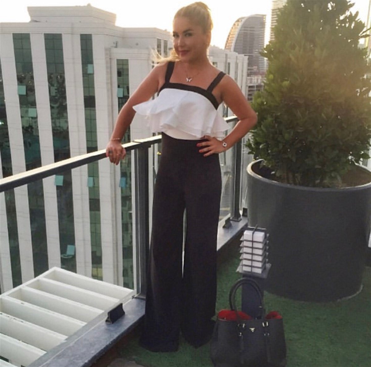 Üstü Fırfırlı Siyah Beyaz Tulum 