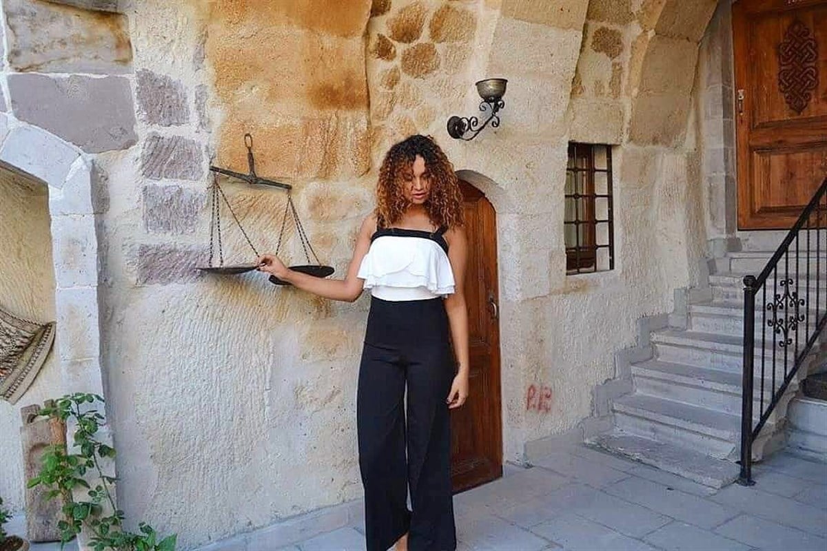 Üstü Fırfırlı Siyah Beyaz Tulum 