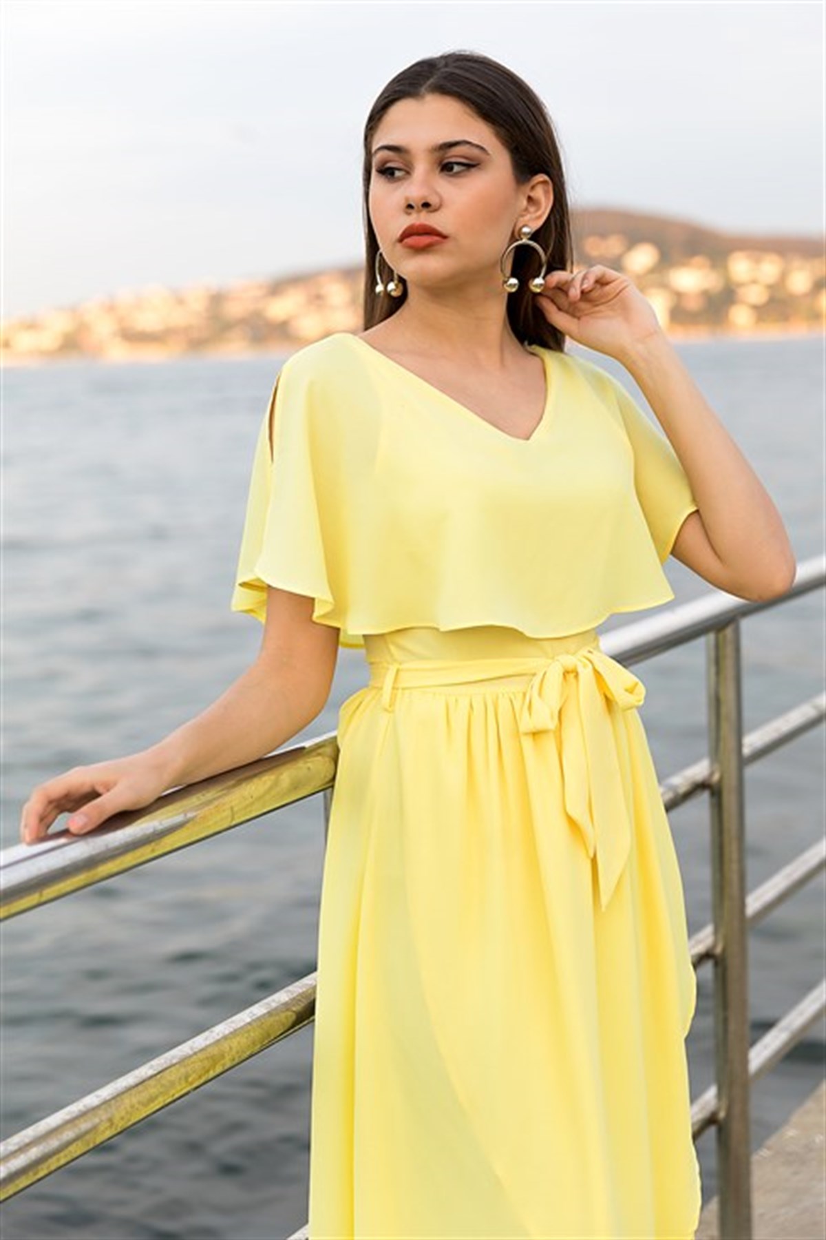 V YAKA ÖN KAT KUŞAKLI ŞİFON ELBİSE-SARI