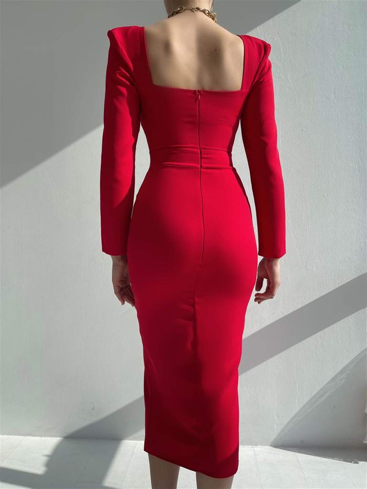 Yırtmaç Detay Kalp Yaka Midiboy Elbise - KIRMIZI