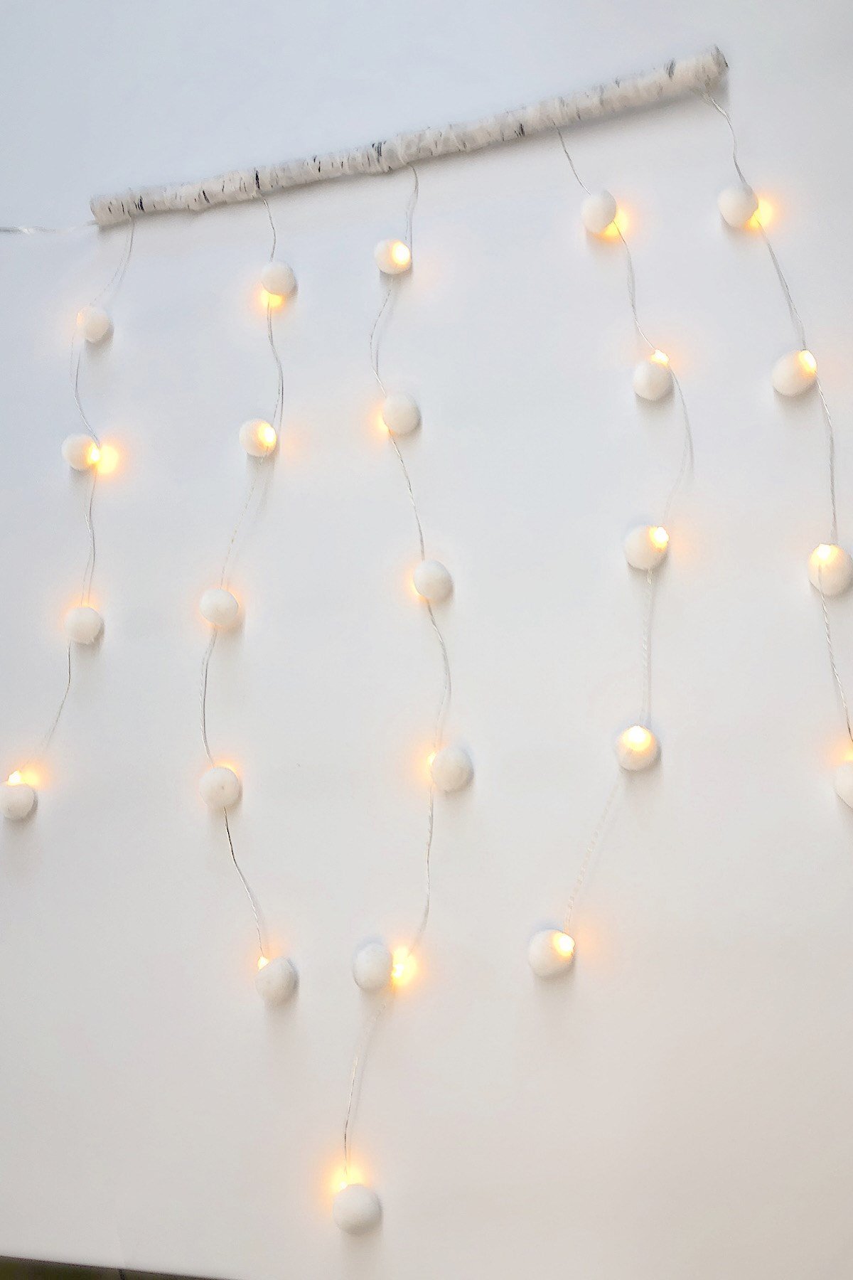 Ponponlu Led Işıklı Duvar Süsü