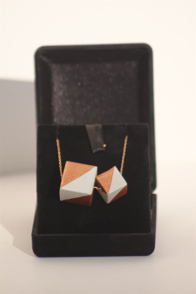 Gümüş zincirli 925 ayar Beton Kolye