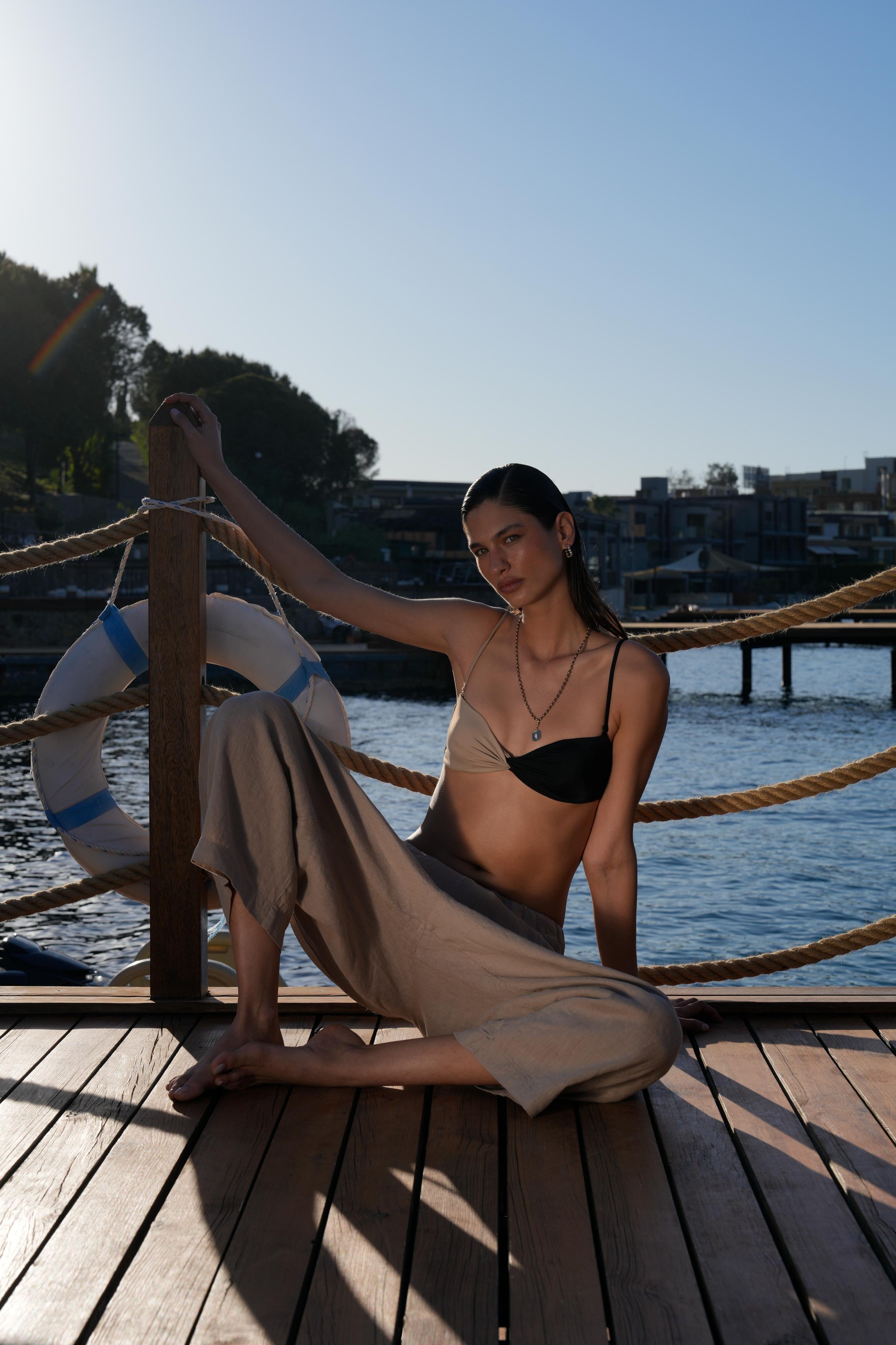 Bej/Siyah Kontrast Düğüm Detaylı Straplez Bikini