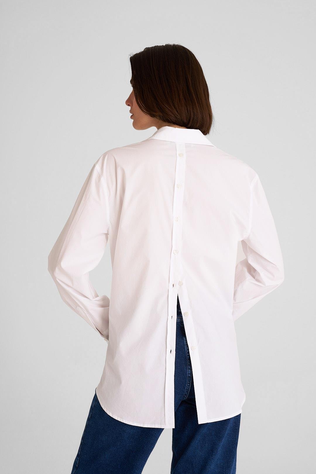 Beyaz Arkası Düğmeli Poplin Gömlek