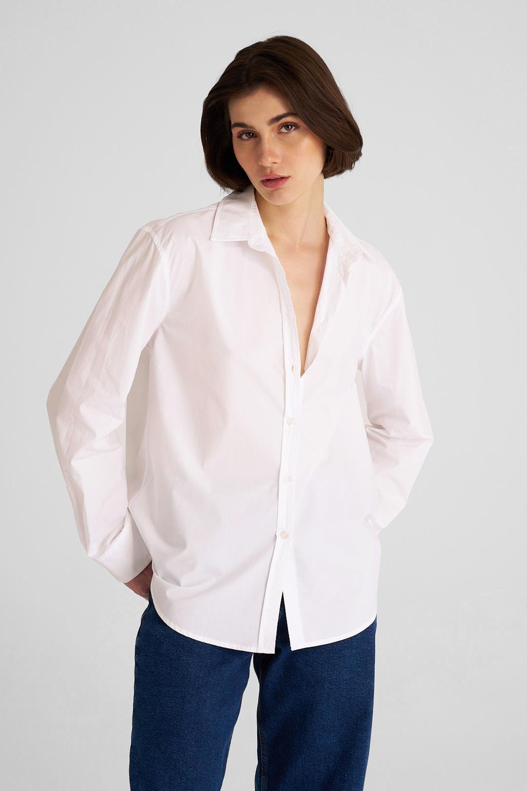 Beyaz Arkası Düğmeli Poplin Gömlek