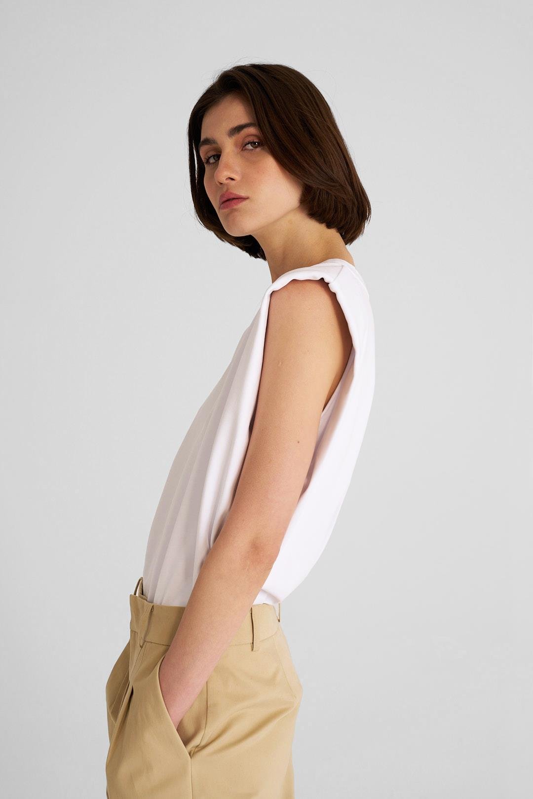 Beyaz Vatkalı Kolsuz Tshirt