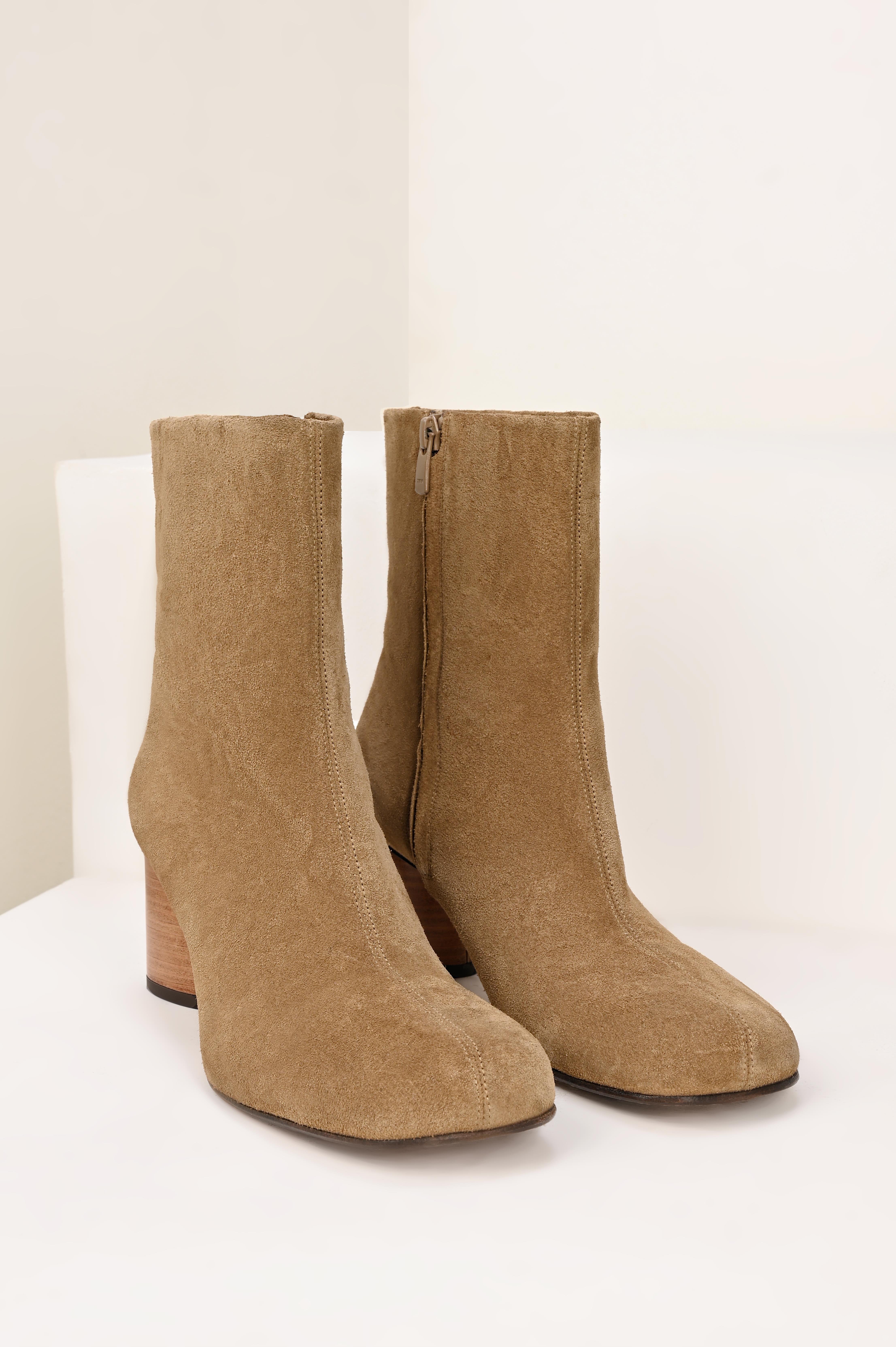 Bisküvi Kare Burun Topuklu Süet Bot