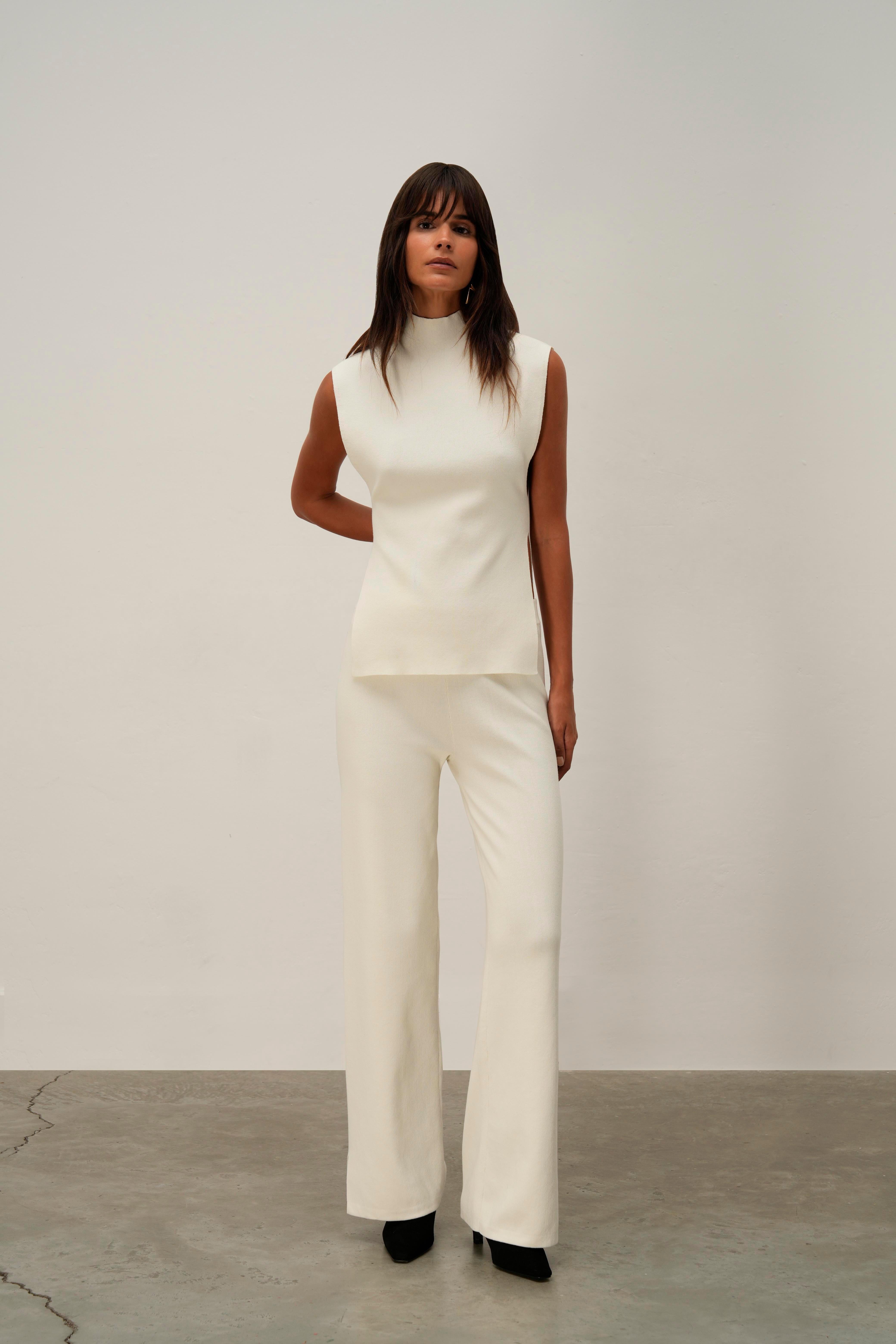 Ekru Yırtmaç Detaylı Kolsuz Kazak