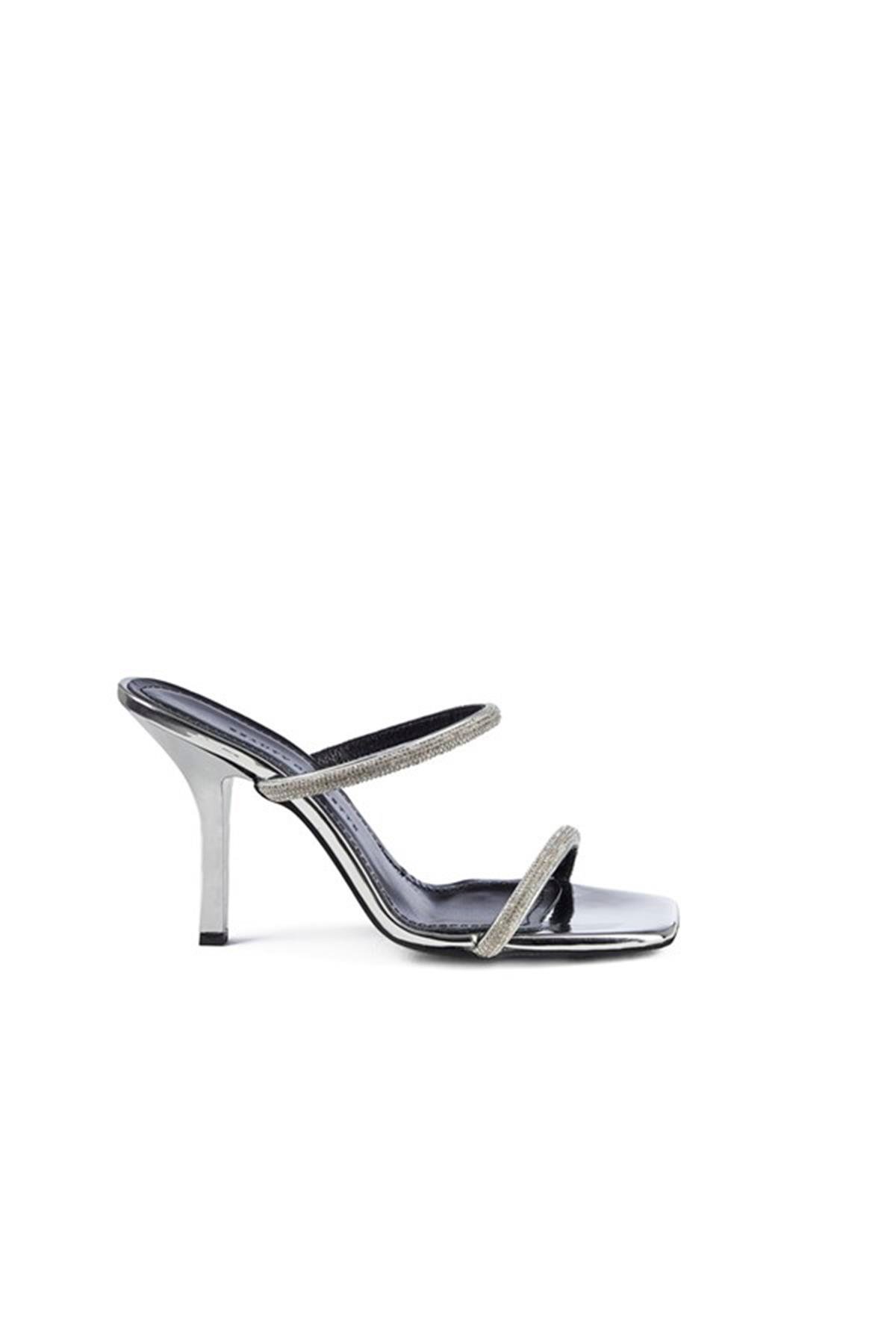 Gümüş Taşlı Çift Bantlı Topuklu Deri Terlik