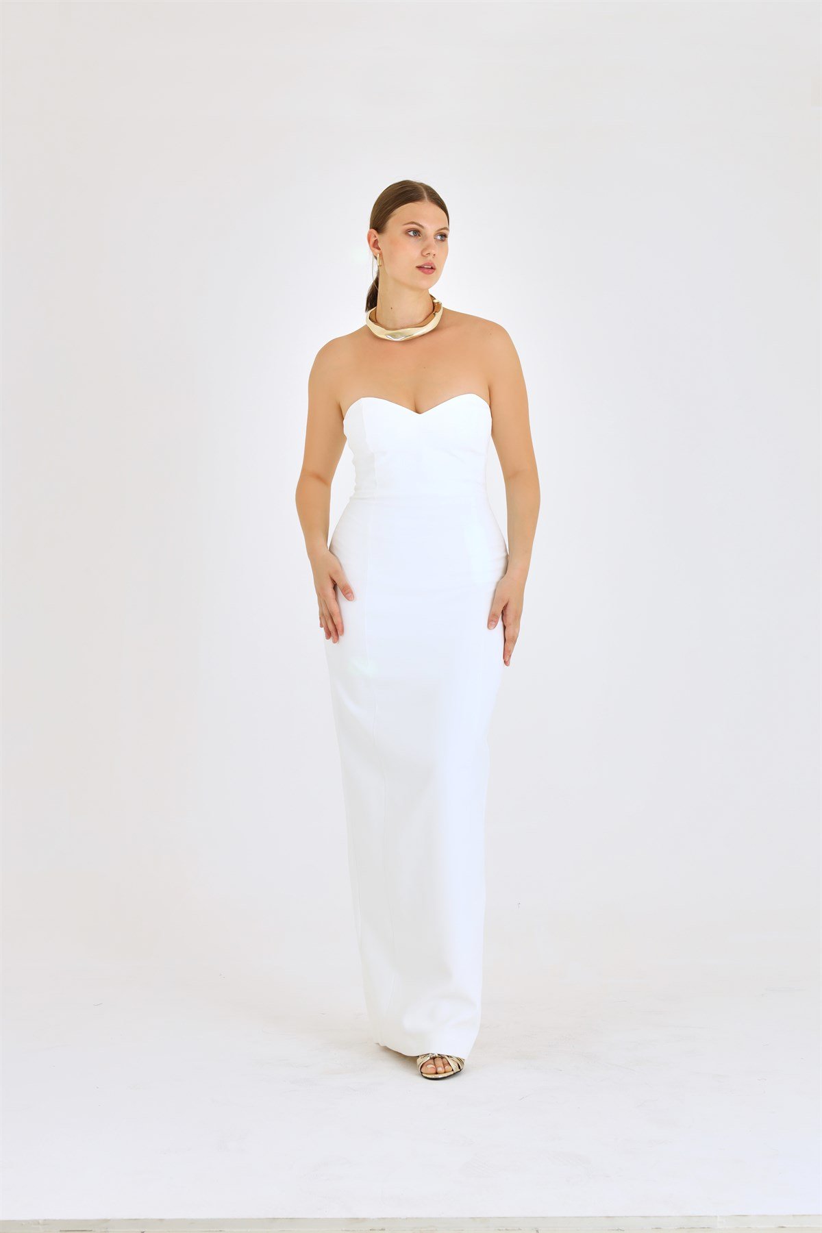 Kırık Beyaz Kalp Yaka Uzun Krep Elbise