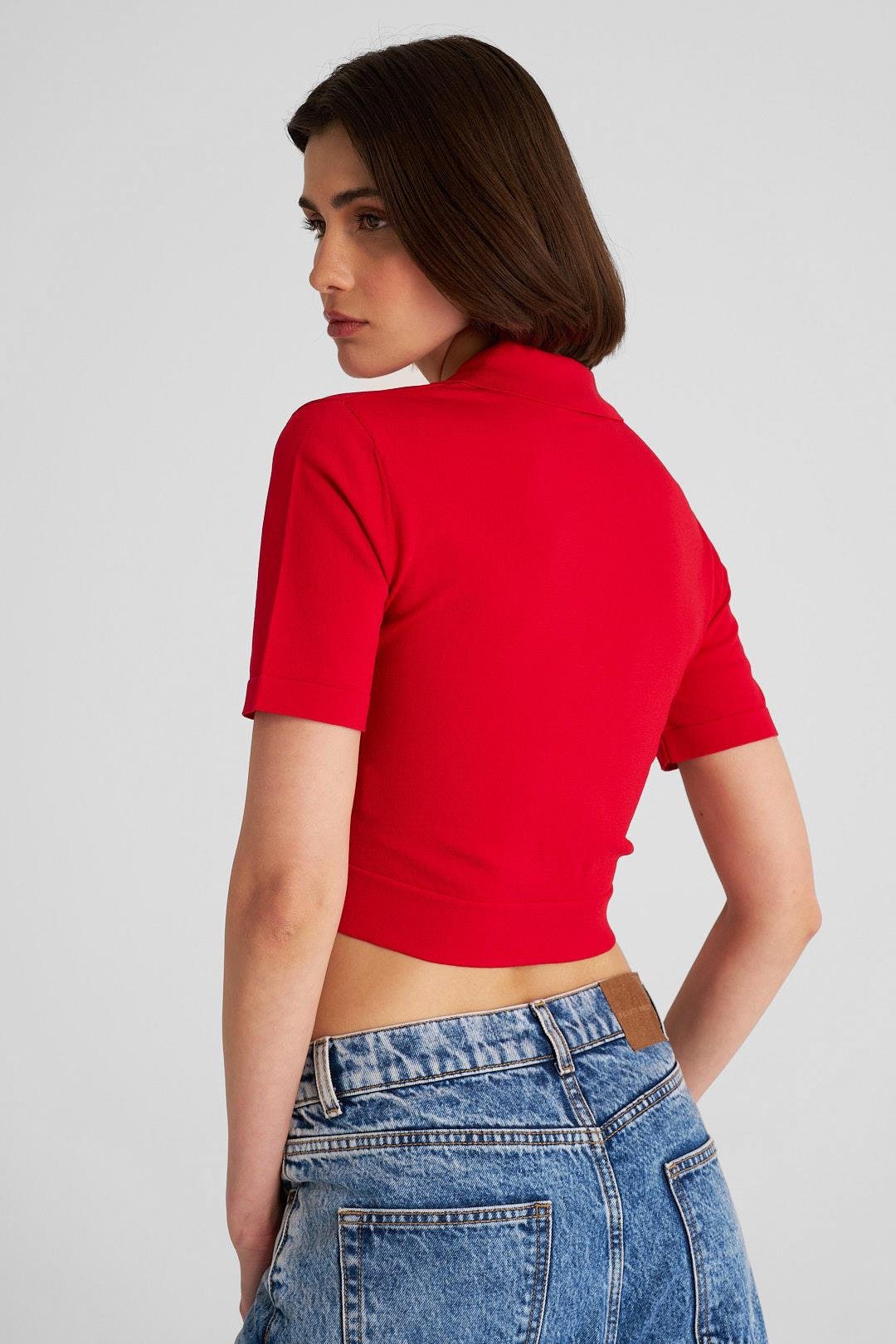 Kırmızı Logolu Polo Yaka Crop Kazak