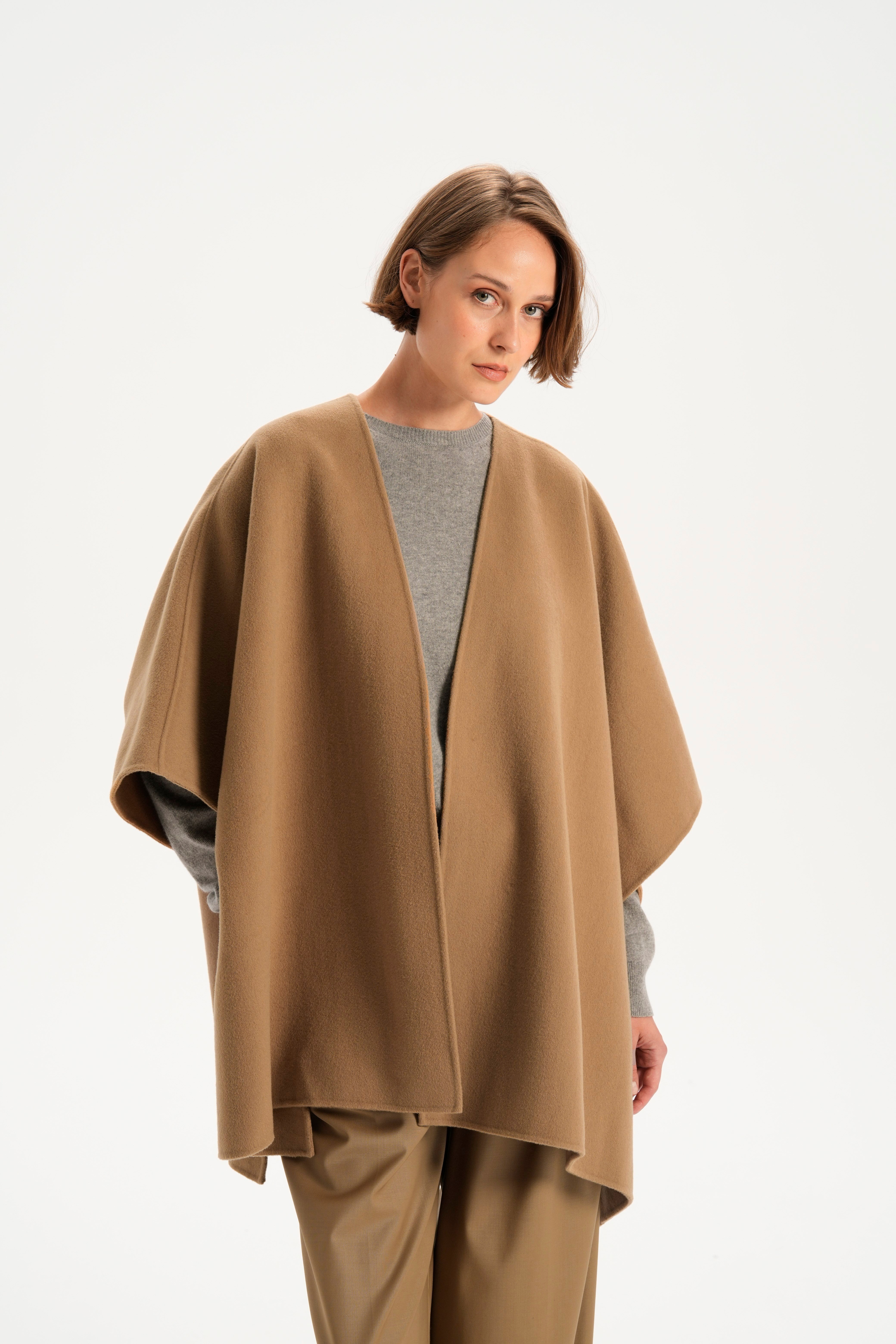 Koyu Camel Yanları Çıtçıt Detaylı Yün Pelerin