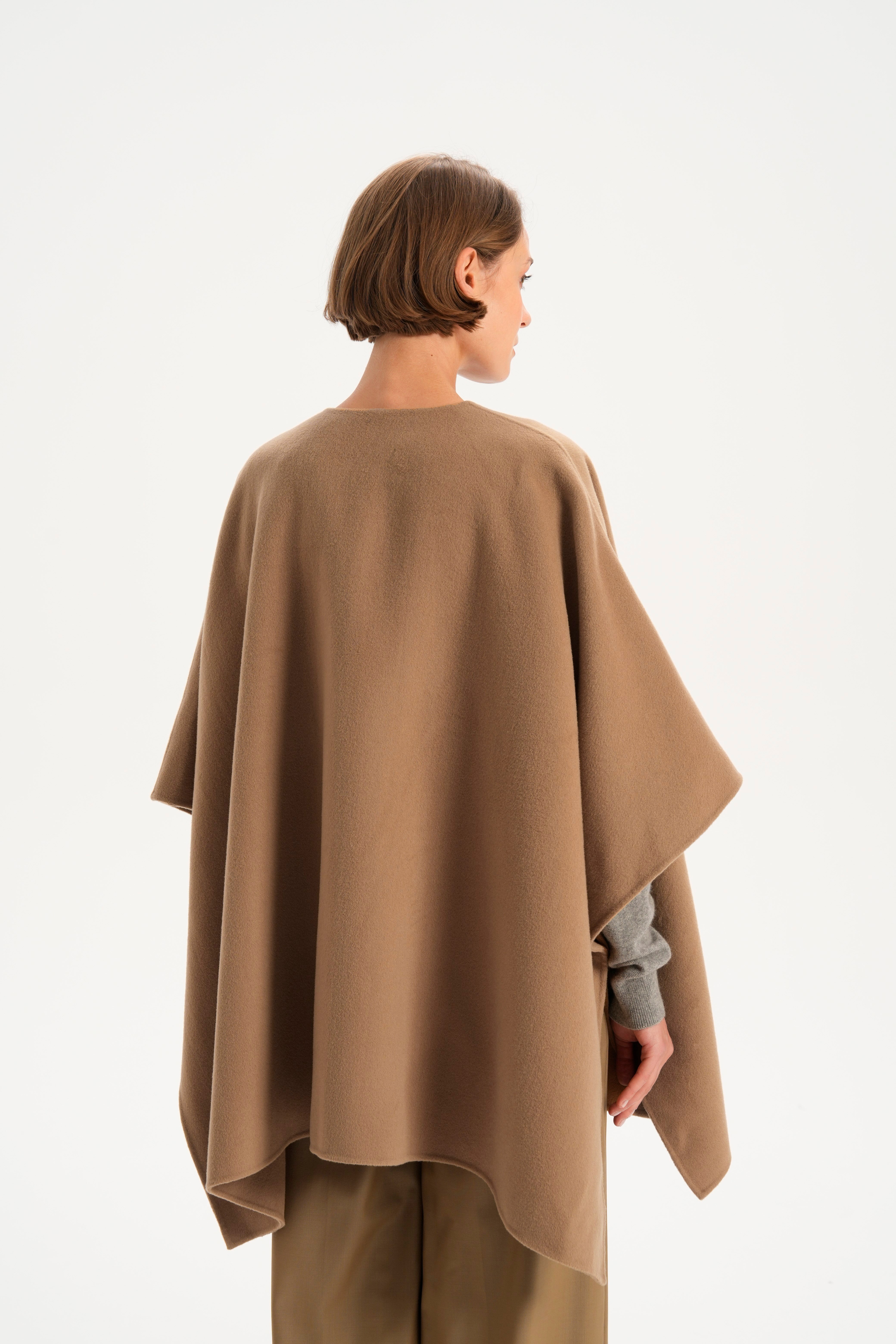 Koyu Camel Yanları Çıtçıt Detaylı Yün Pelerin