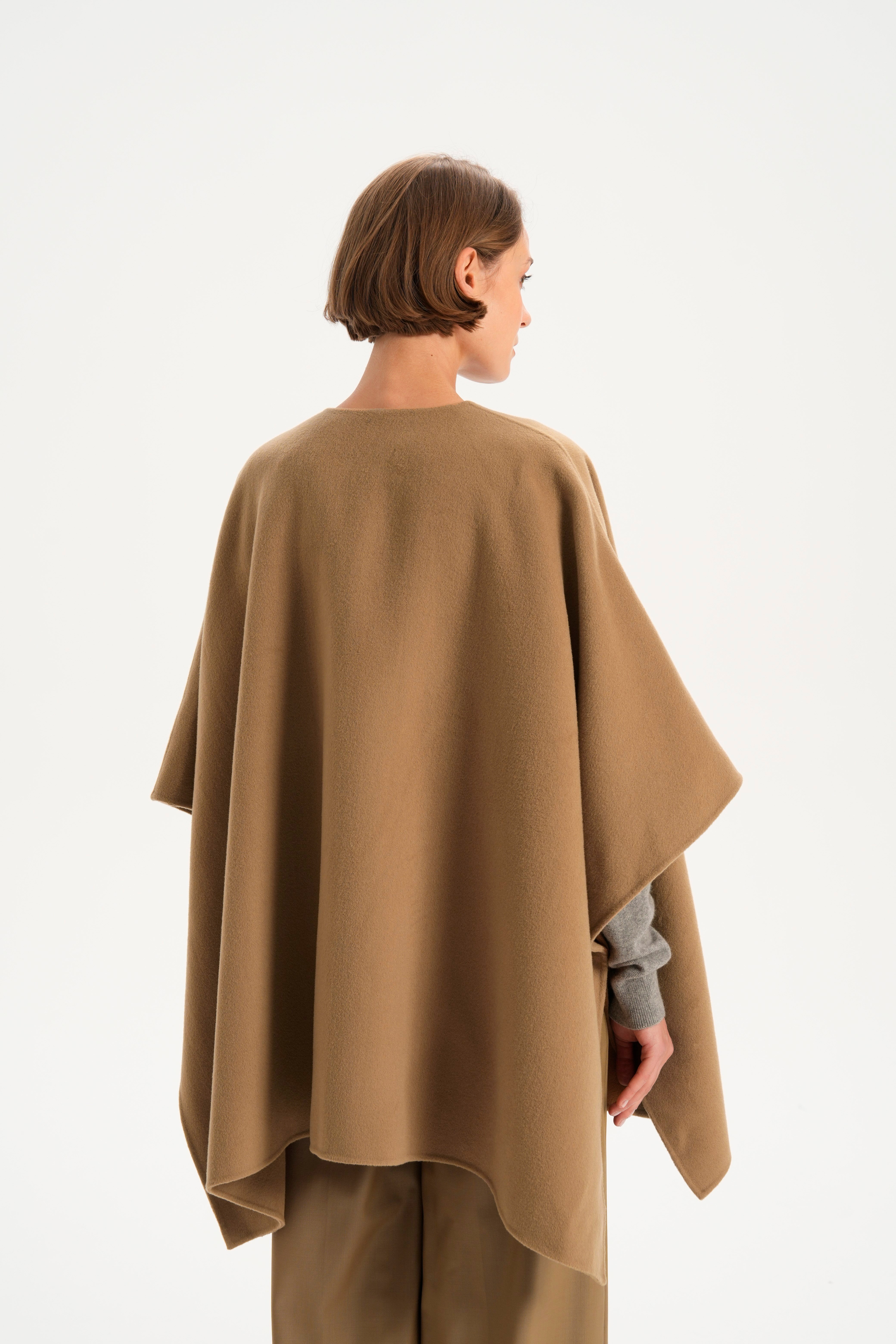 Koyu Camel Yanları Çıtçıt Detaylı Yün Pelerin