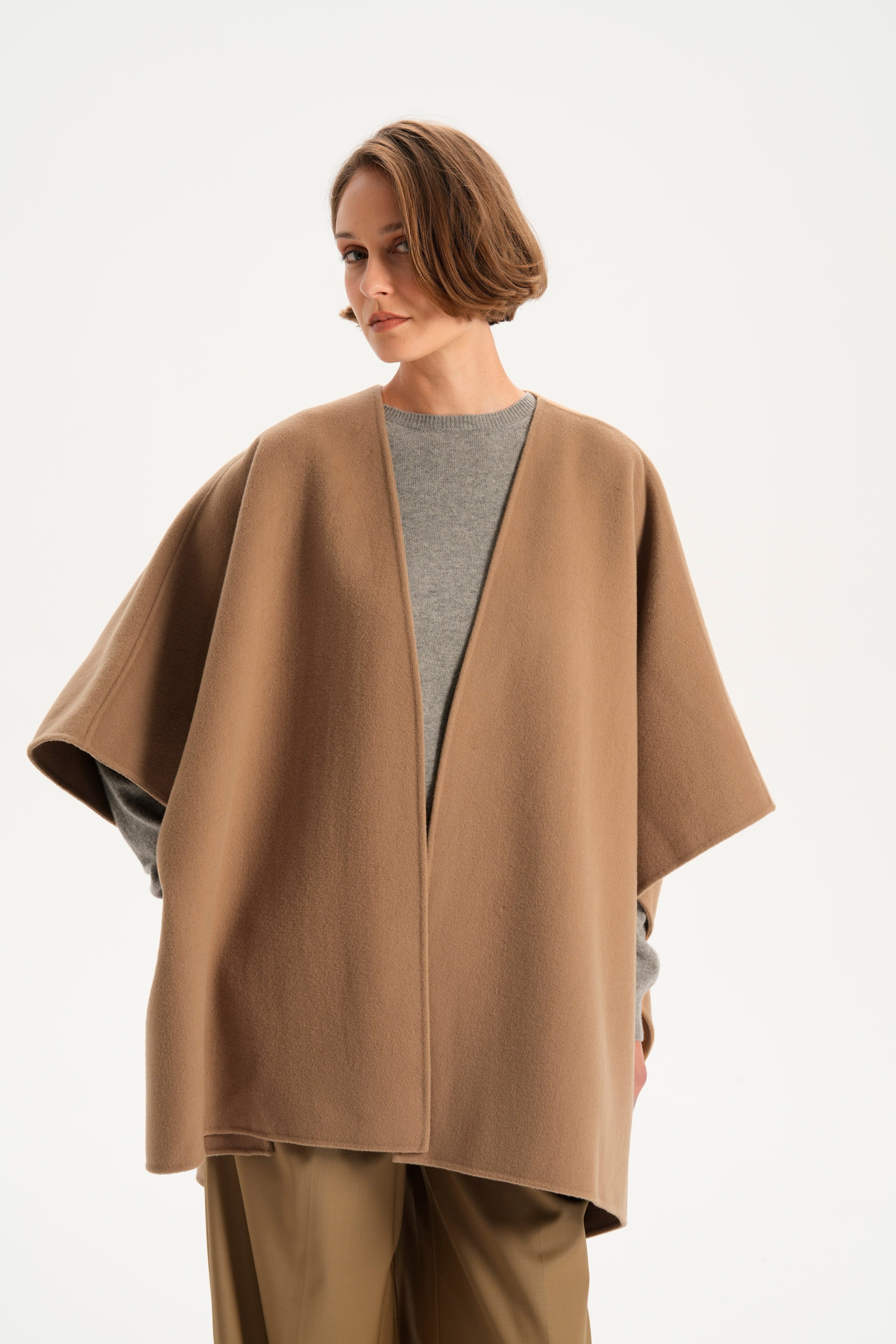 Koyu Camel Yanları Çıtçıt Detaylı Yün Pelerin