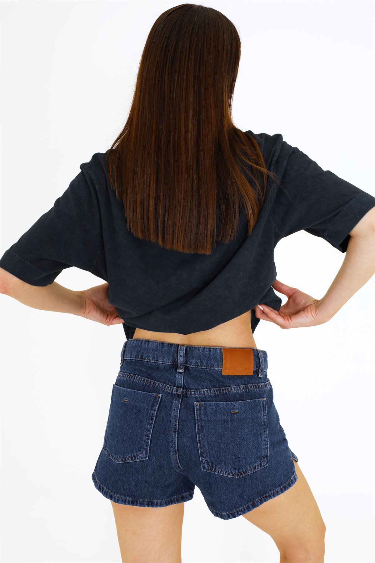 Koyu Mavi Yırtmaç Detaylı Jean Şort