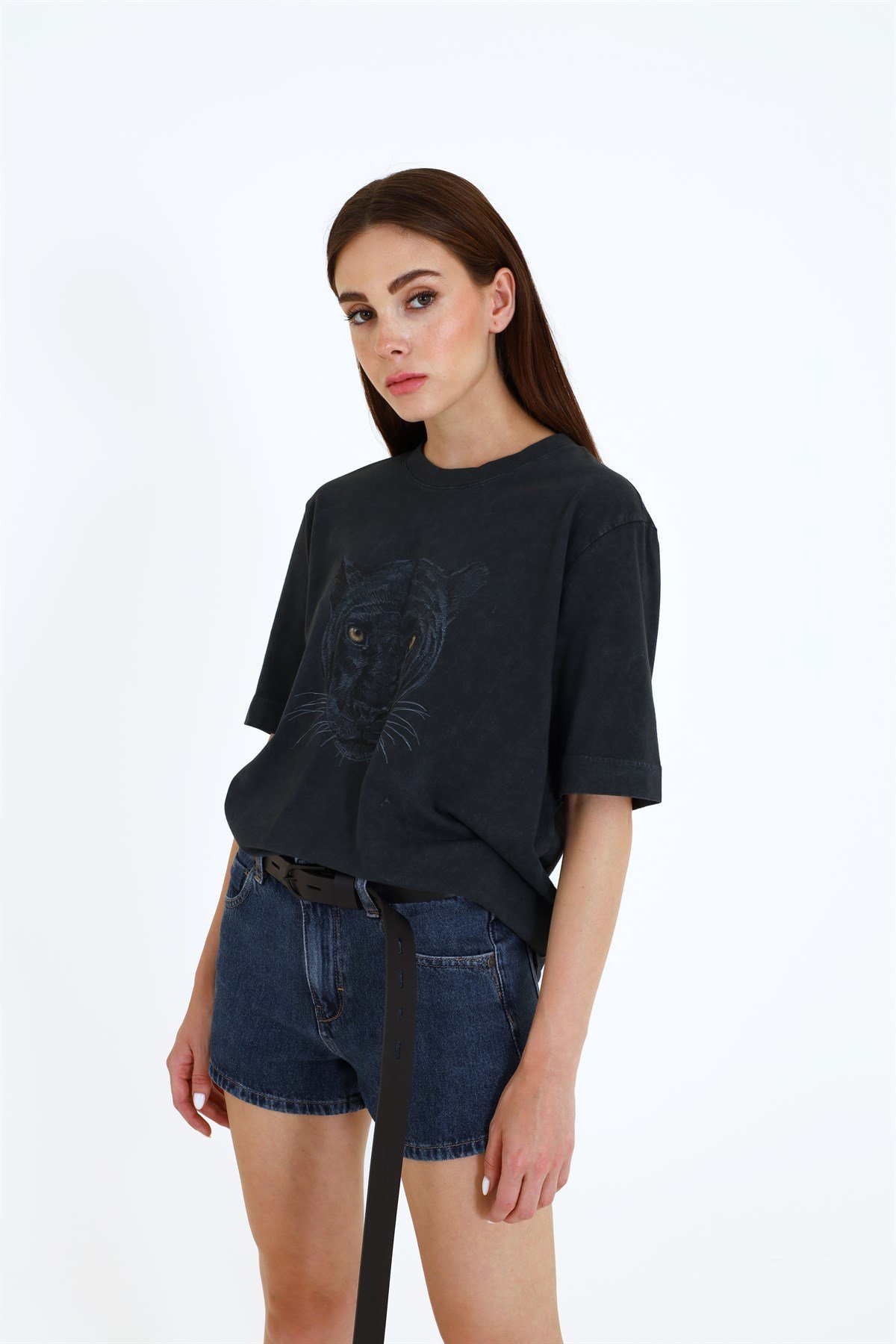 Koyu Mavi Yırtmaç Detaylı Jean Şort