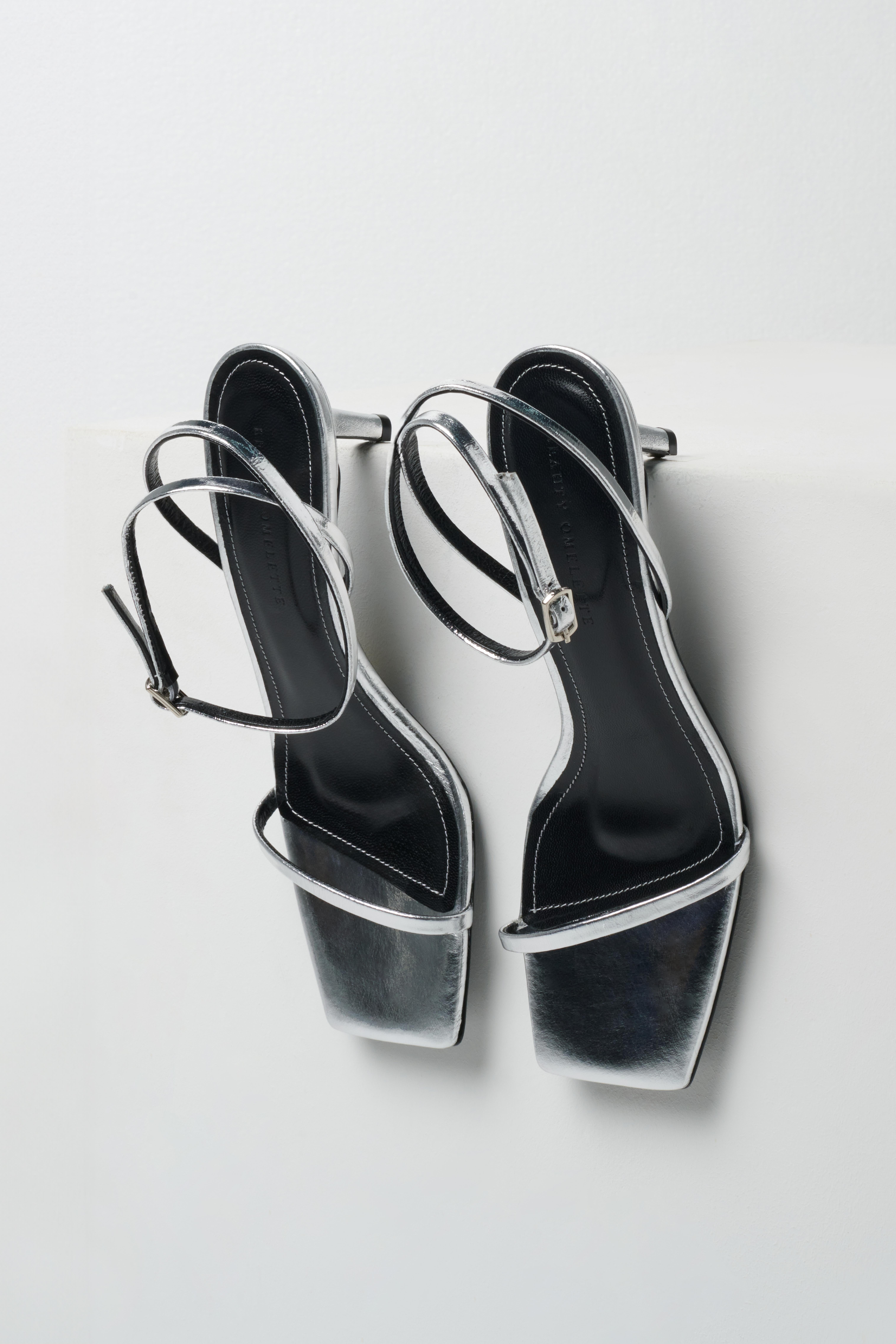 Lame Bağlamalı Kısa Topuklu Sandalet