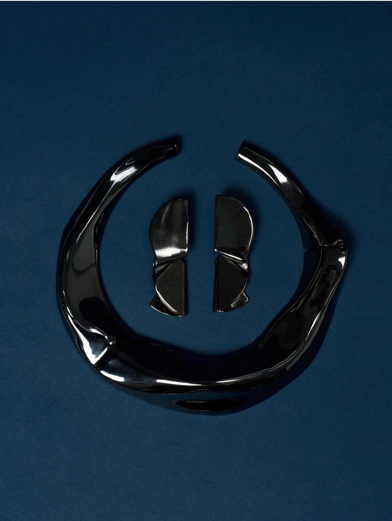 Siyah Asimetrik Formlu Metal Küpe