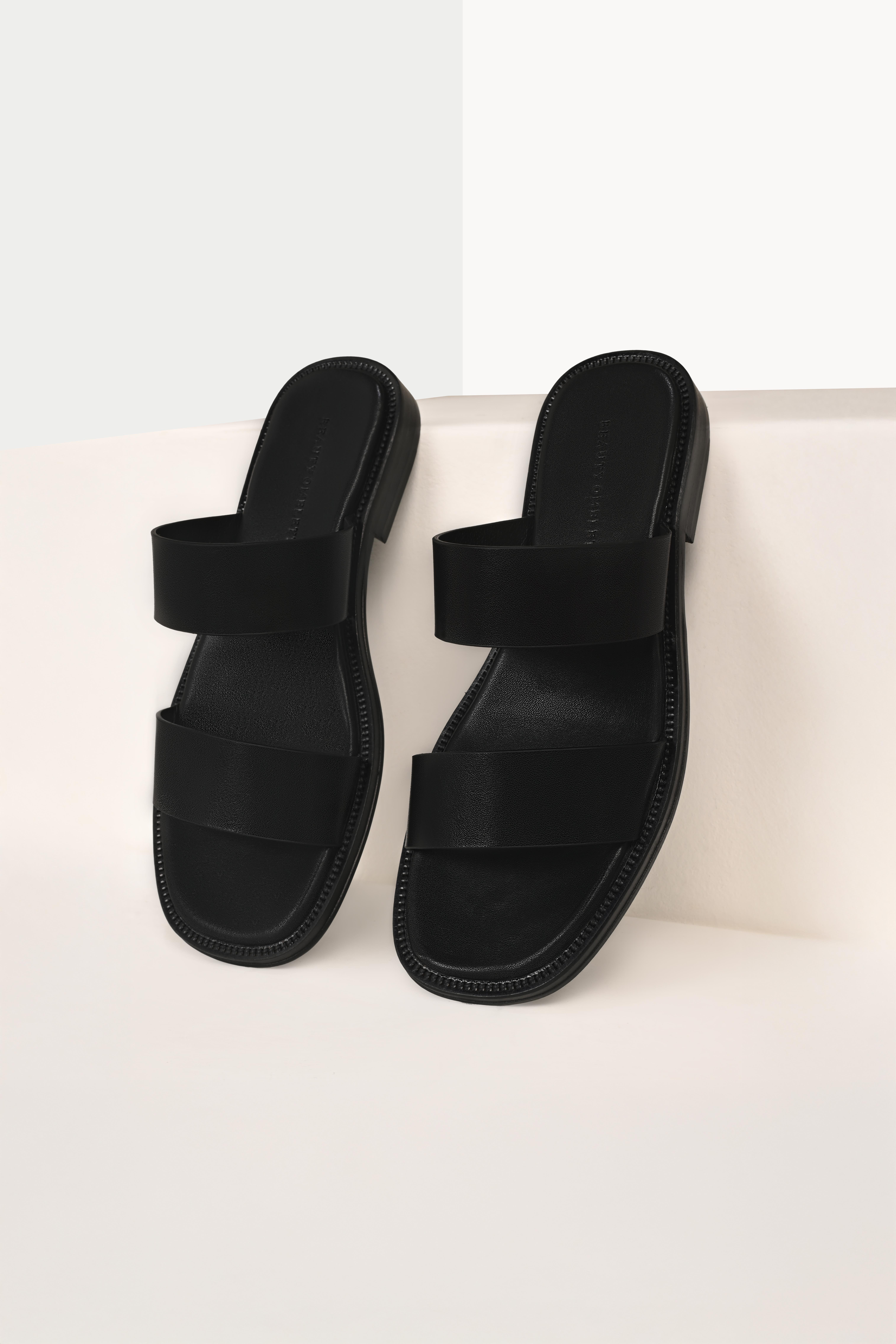 Siyah Bantlı Deri Terlik