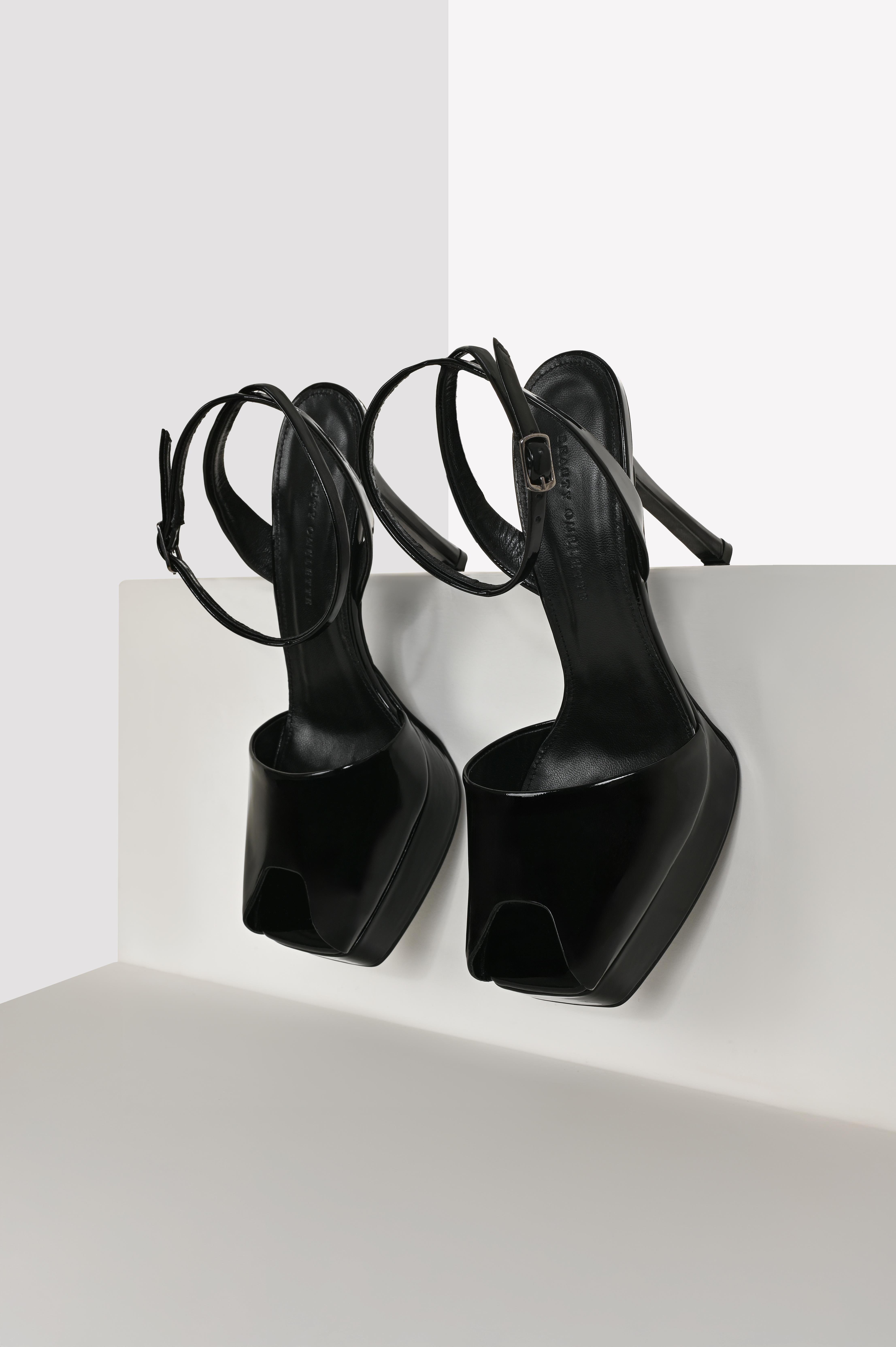 Siyah Burnu Açık Platformlu Rugan  Ayakkabı