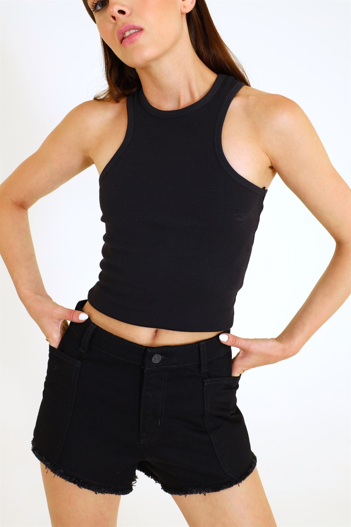 Siyah Cep Detaylı Püsküllü Jean Şort