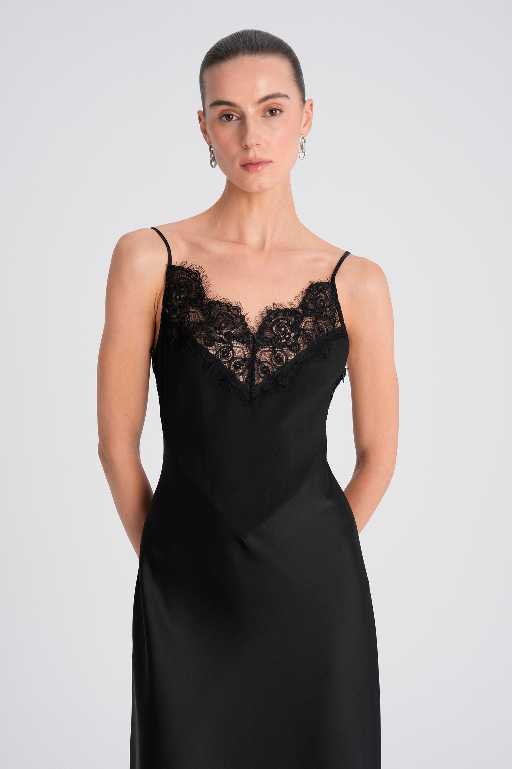 Siyah Dantel Detaylı Saten Midi Elbise